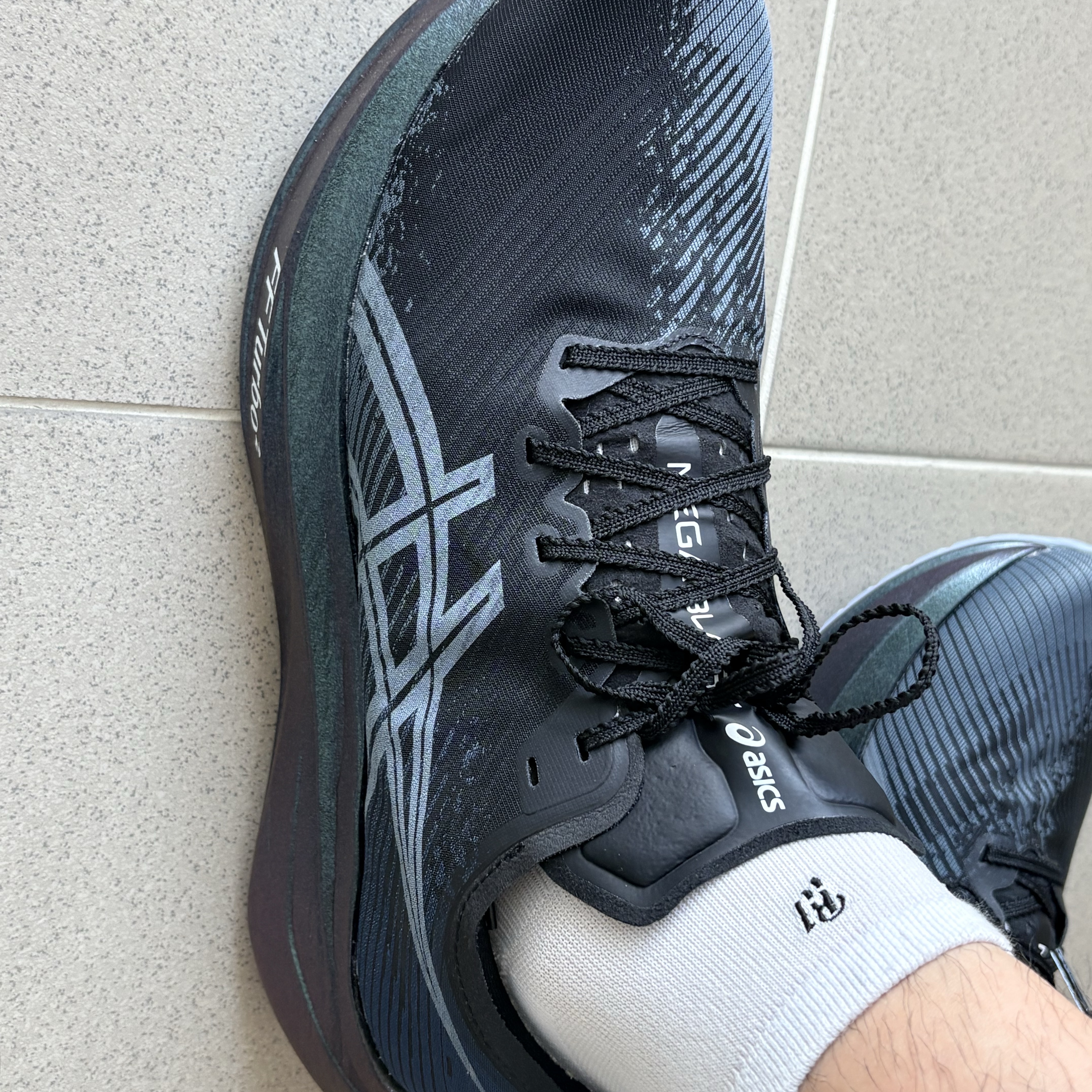 Asics Megablast Black White 착용 스타일 - 1