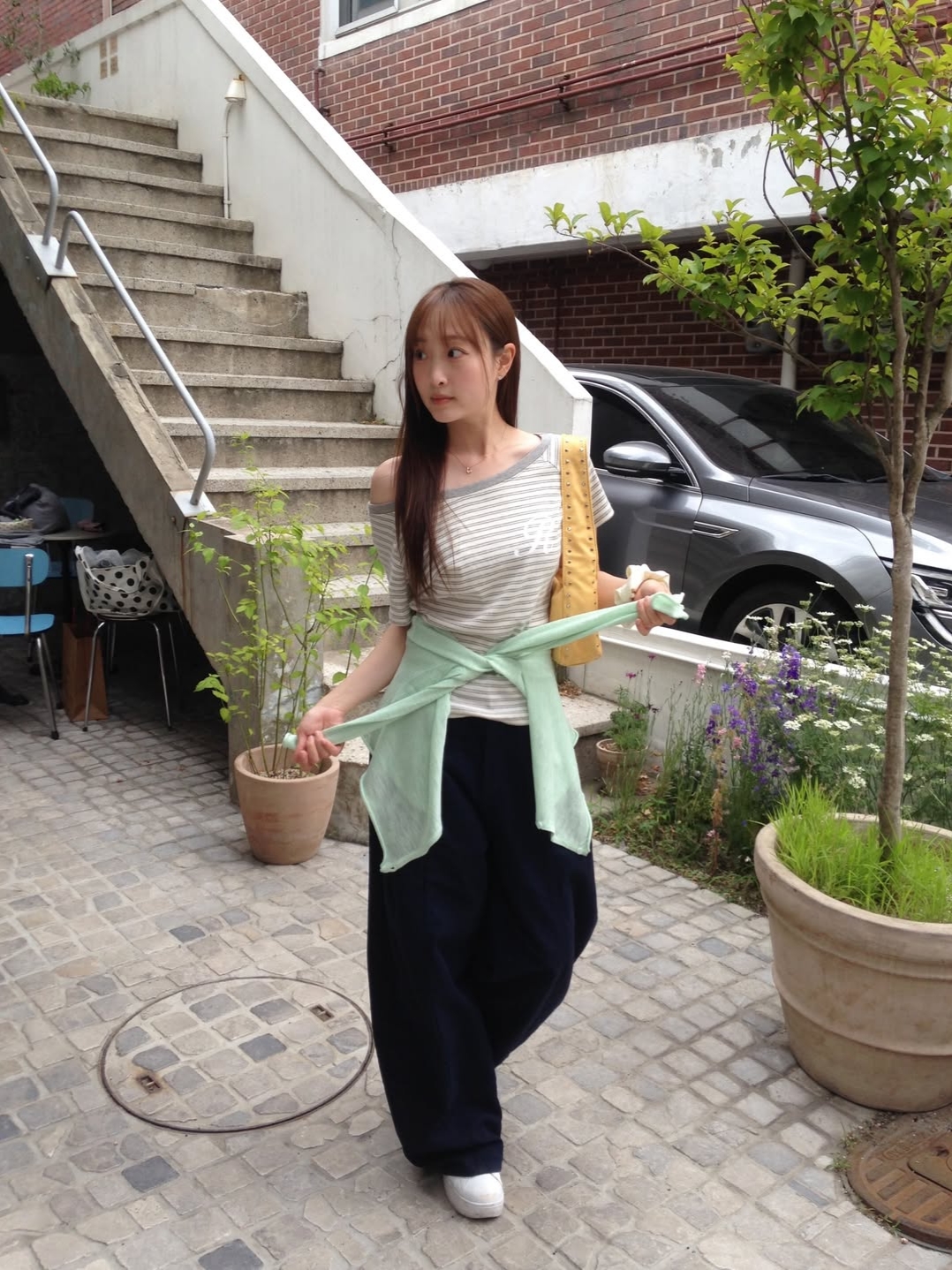 Rosefrantz Stripe One-shoulder T-shirt [Gray] 착용 스타일 - 6