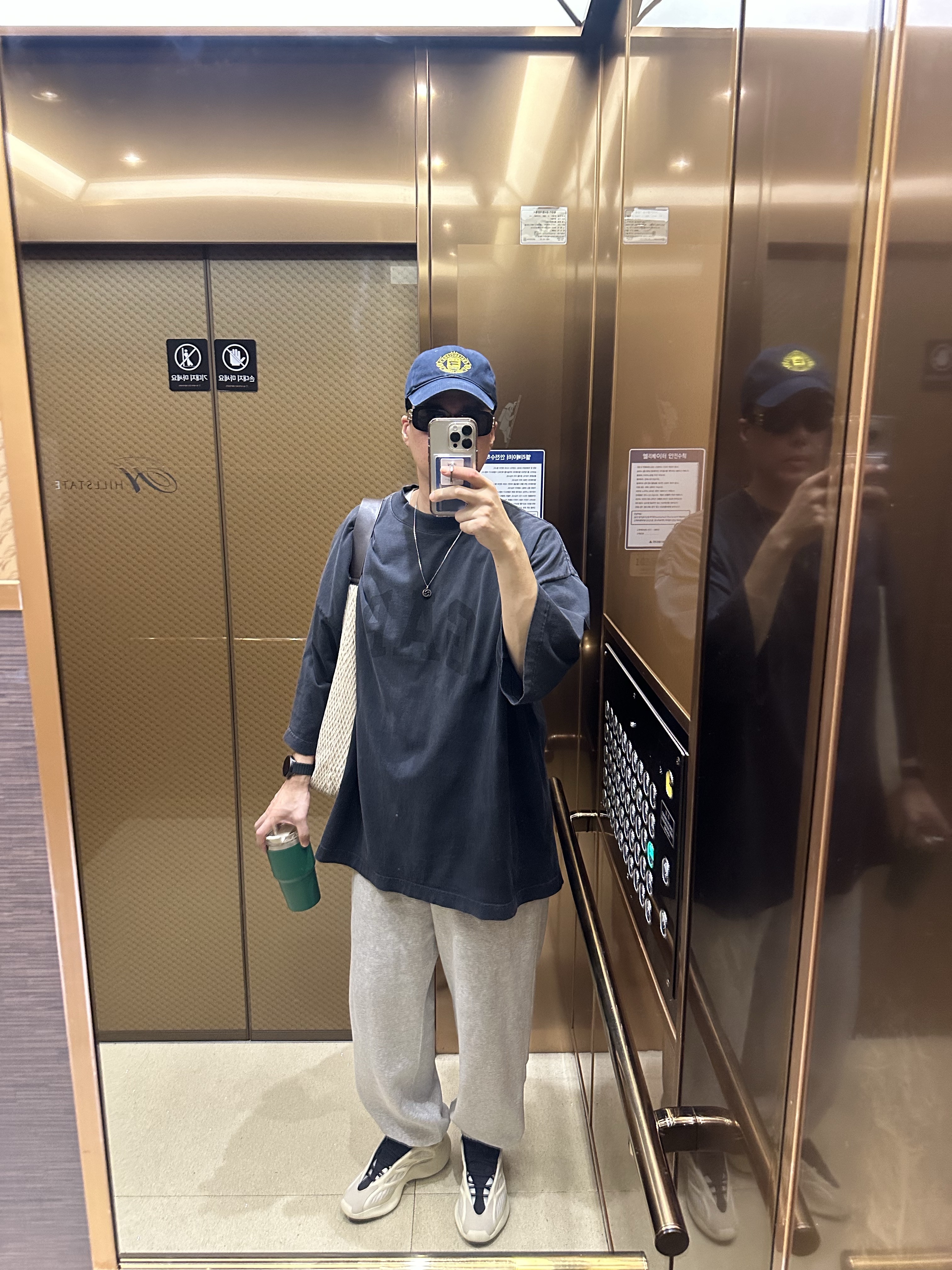 Yeezy Gap Engineered By Balenciaga Dove 3/4 Sleeve T-Shirt Grey, Adidas Yeezy 700 V3 Azael 2022/2023 착용 스타일