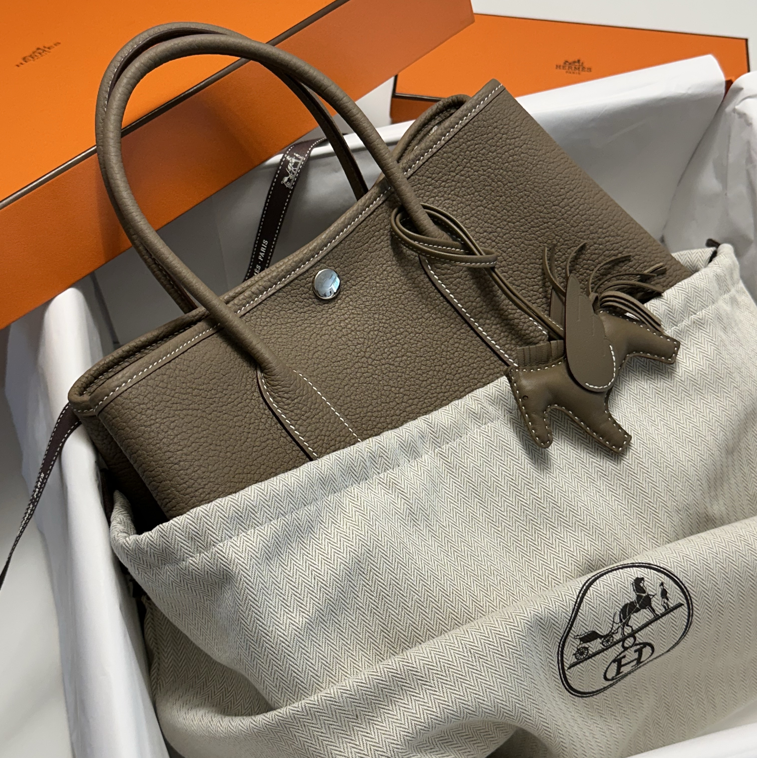 Hermes Garden Party 30 Bag Negonda & Palladium Etoupe 착용 스타일