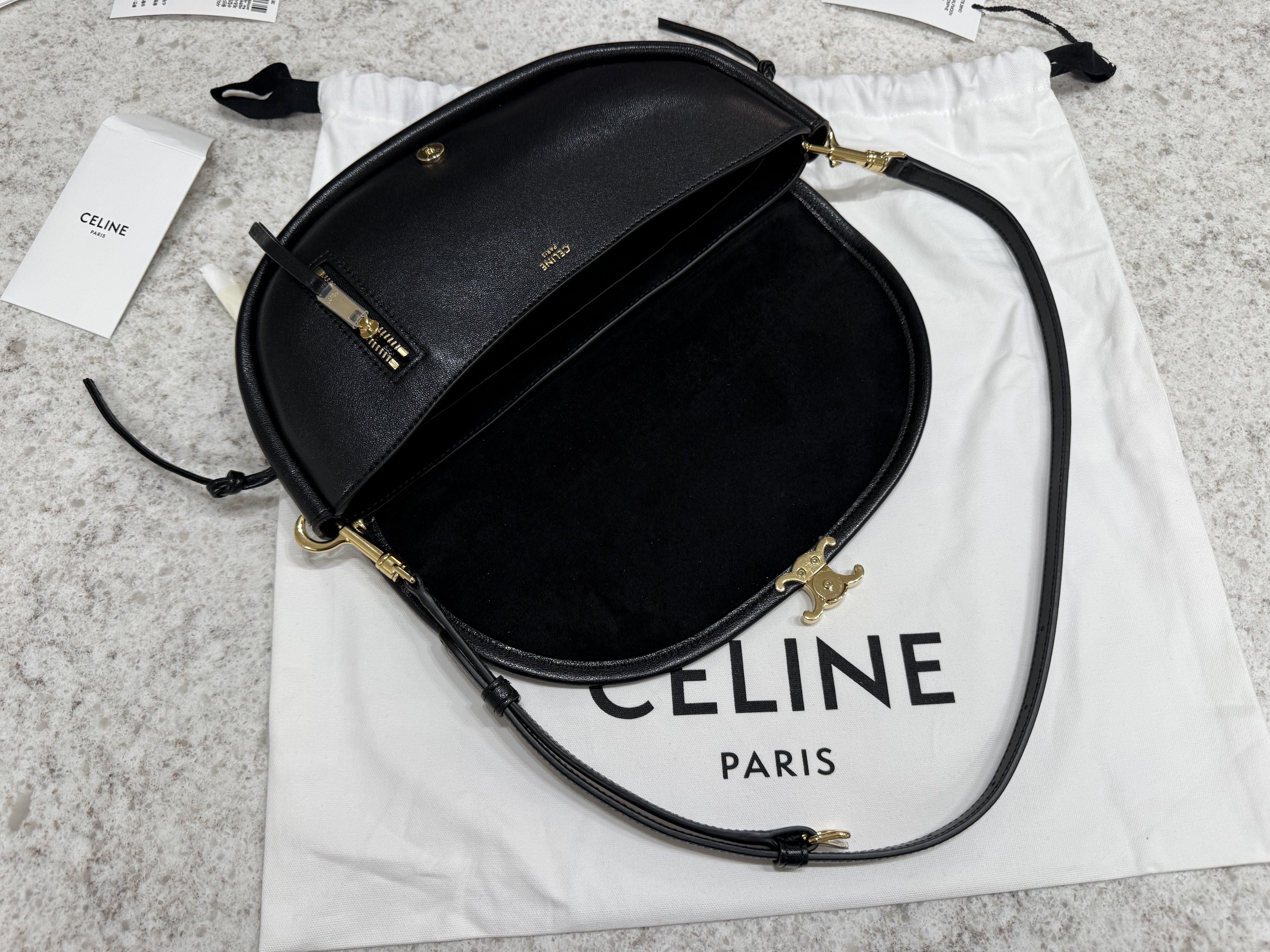 (W) Celine Richelieu Cap in Cotton Twill Navy, Celine Little Halfmoon Soft Triomphe in Supple Shiny Lambskin Black 착용 스타일 - 4