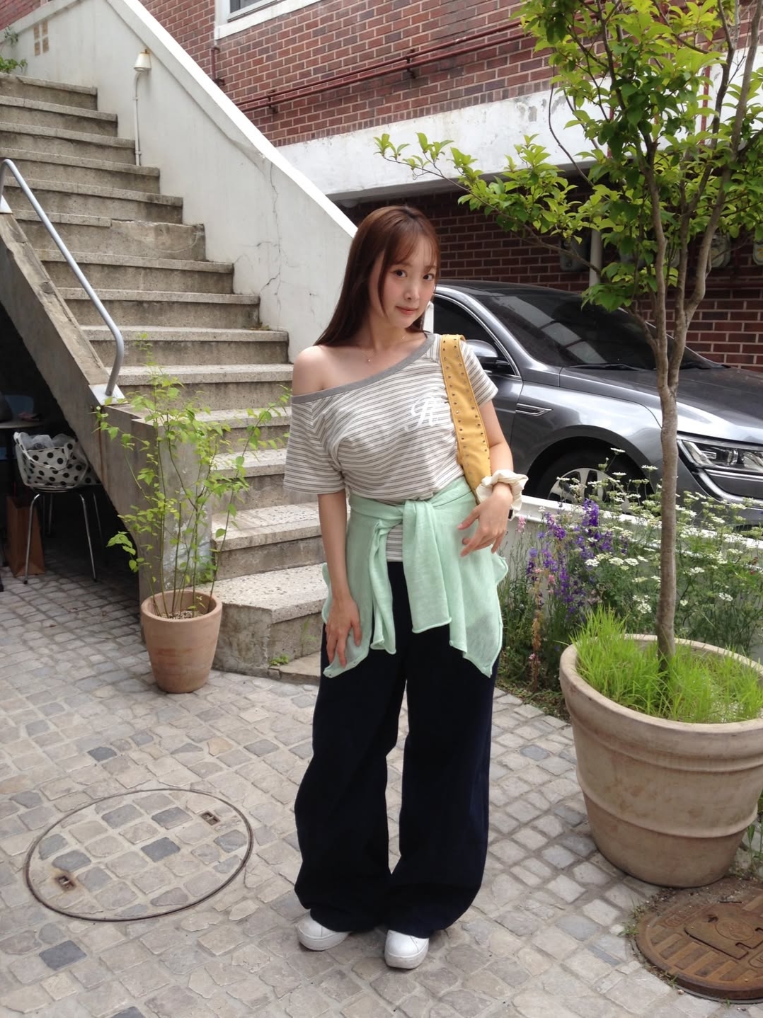 Rosefrantz Stripe One-shoulder T-shirt [Gray] 착용 스타일 - 5