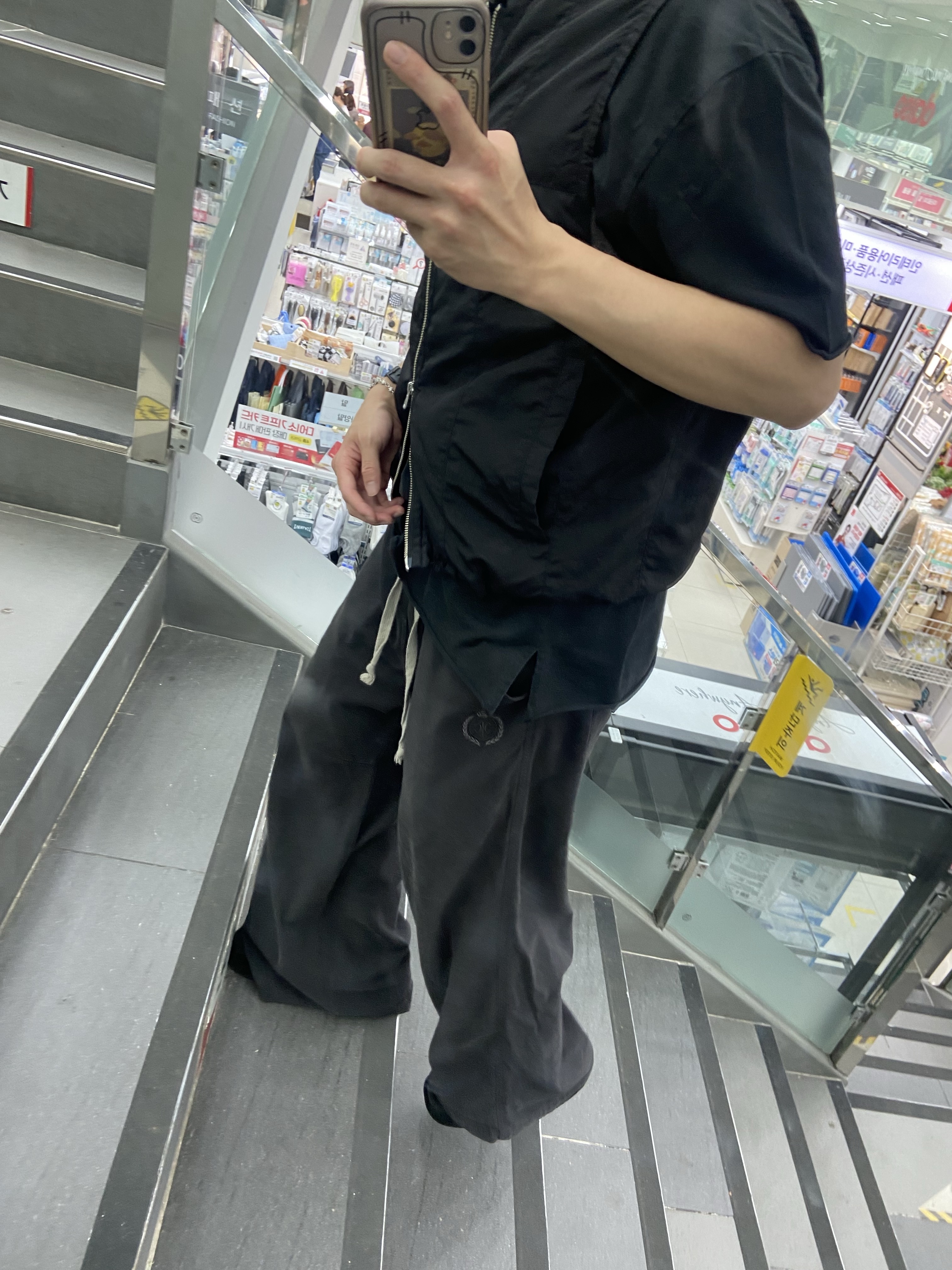 Polyteru Grid Vest (Paisley Patched) Black, Polyteru Human Index Human Pajama Pants Deep Charcoal 착용 스타일 - 1