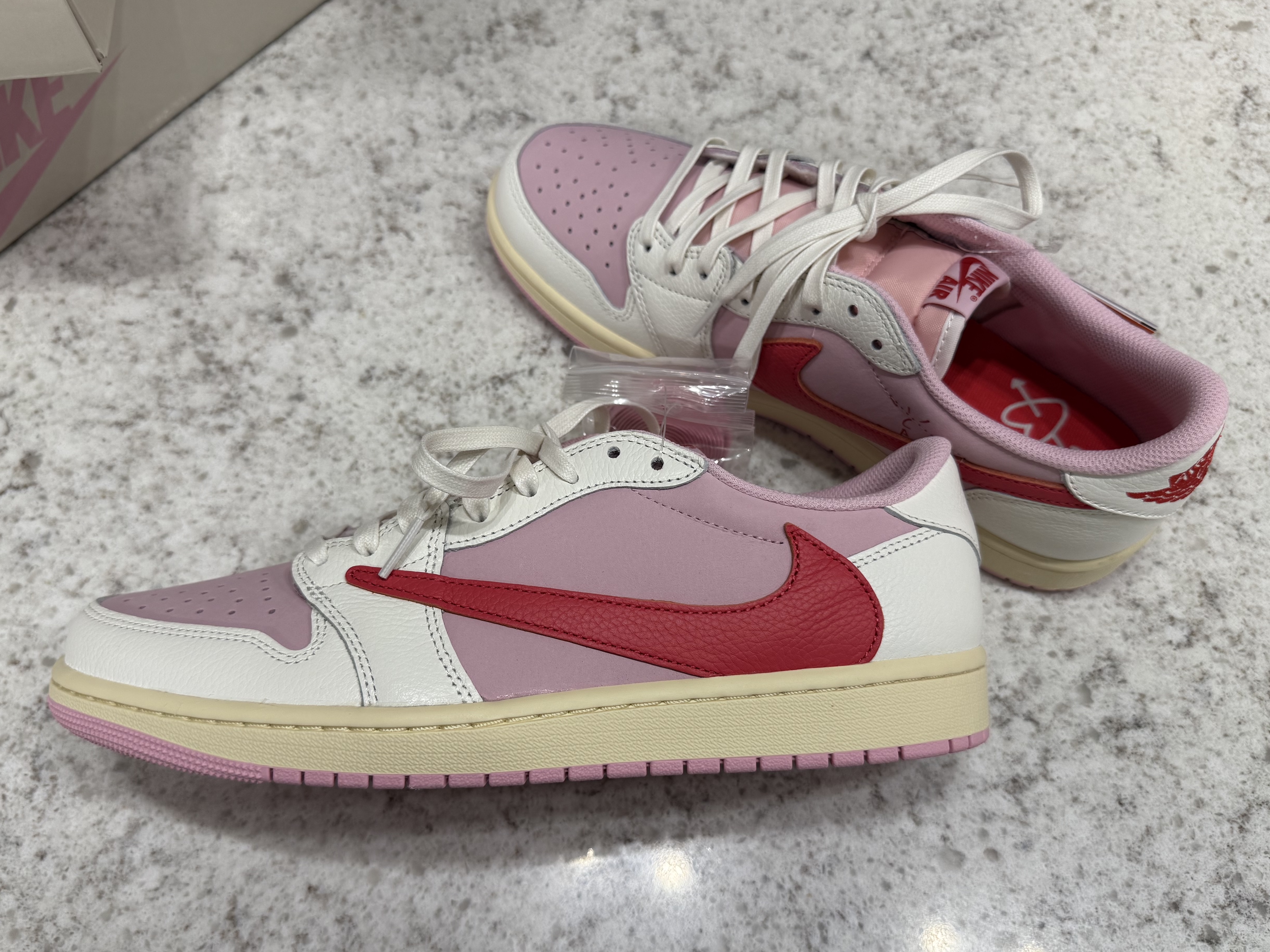 Jordan 1 x Travis Scott Retro Low OG SP Sail Tropical Pink 착용 스타일 - 6