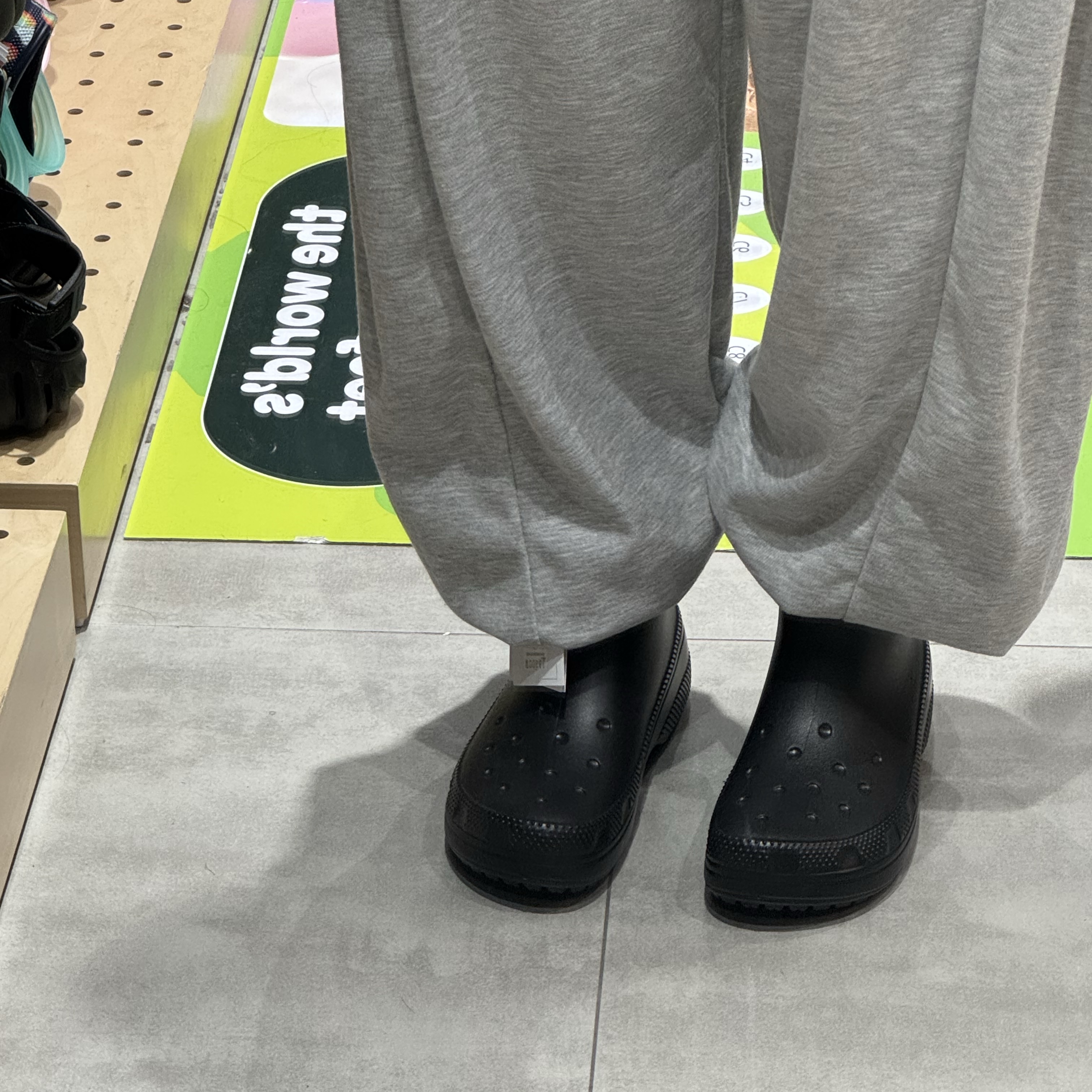 Crocs Classic Rain Boots Black 착용 스타일 - 1