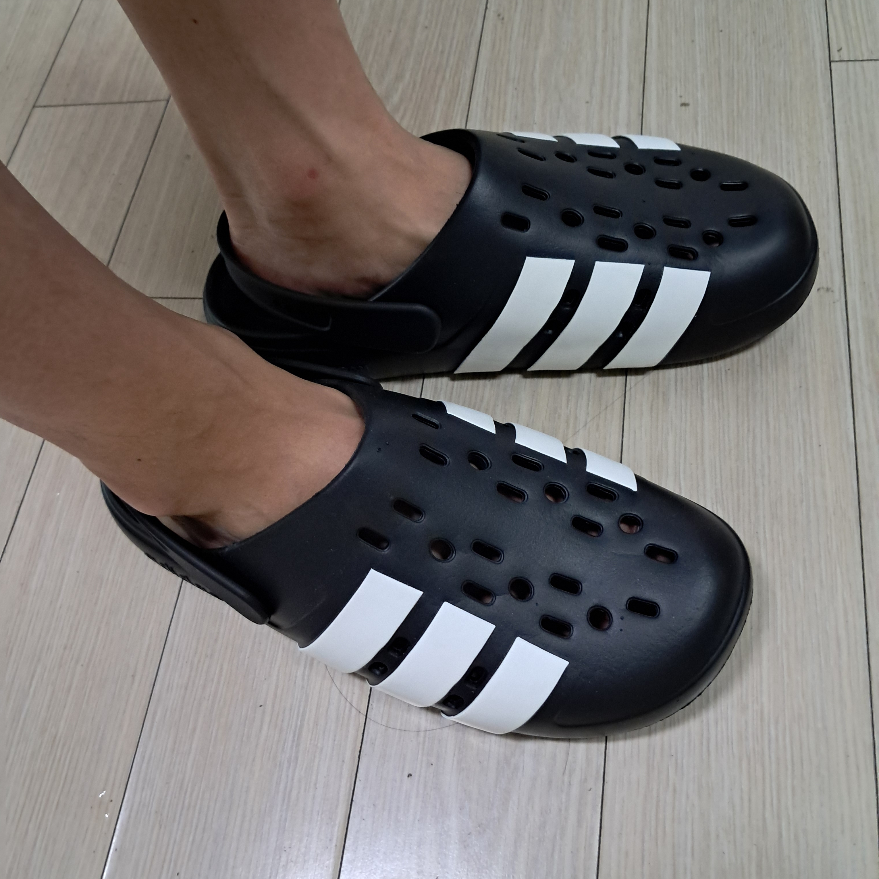 Adidas Adilette Clog 2.0 Core Black Cloude White 착용 스타일 - 1