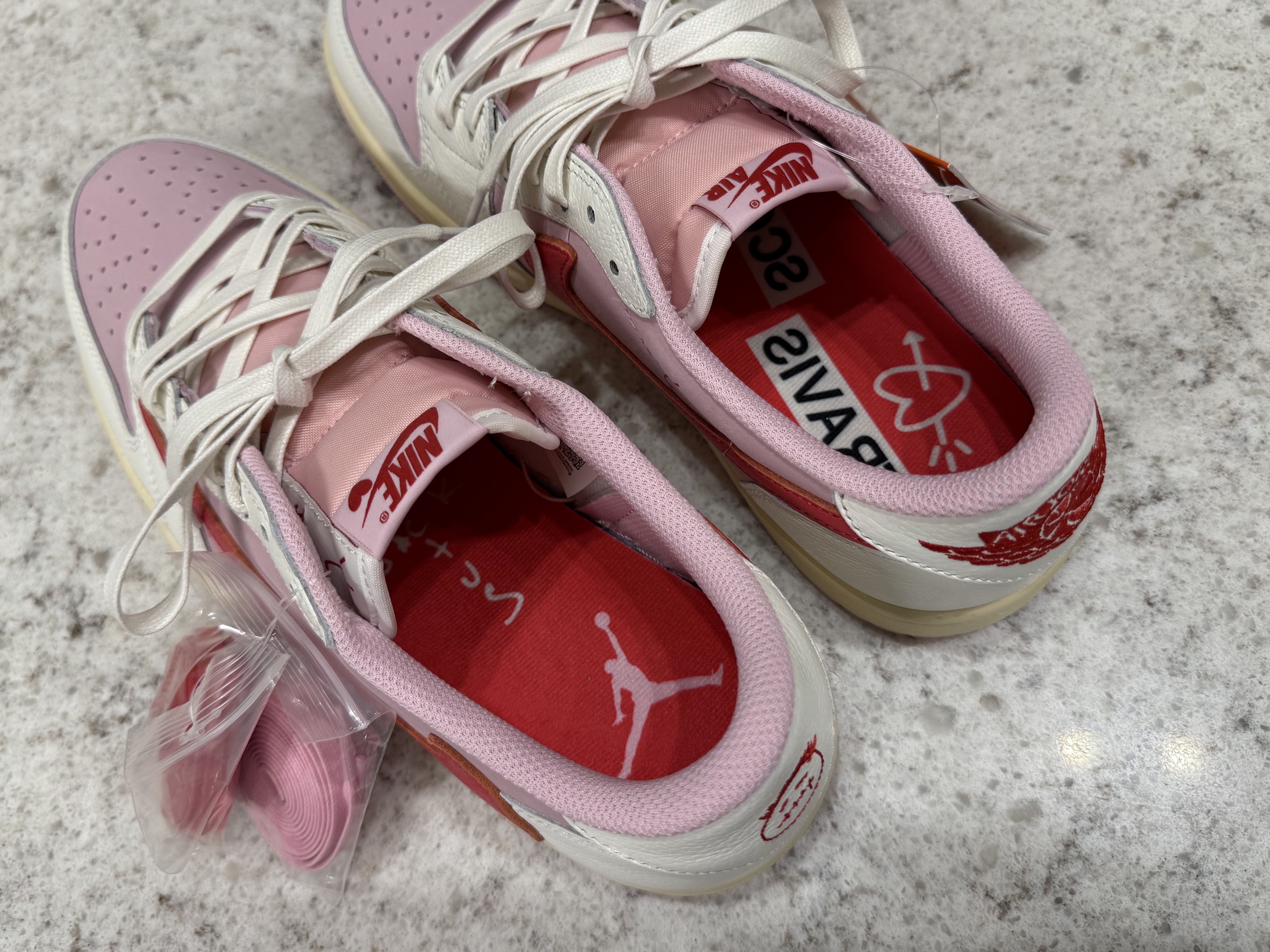 Jordan 1 x Travis Scott Retro Low OG SP Sail Tropical Pink 착용 스타일 - 4