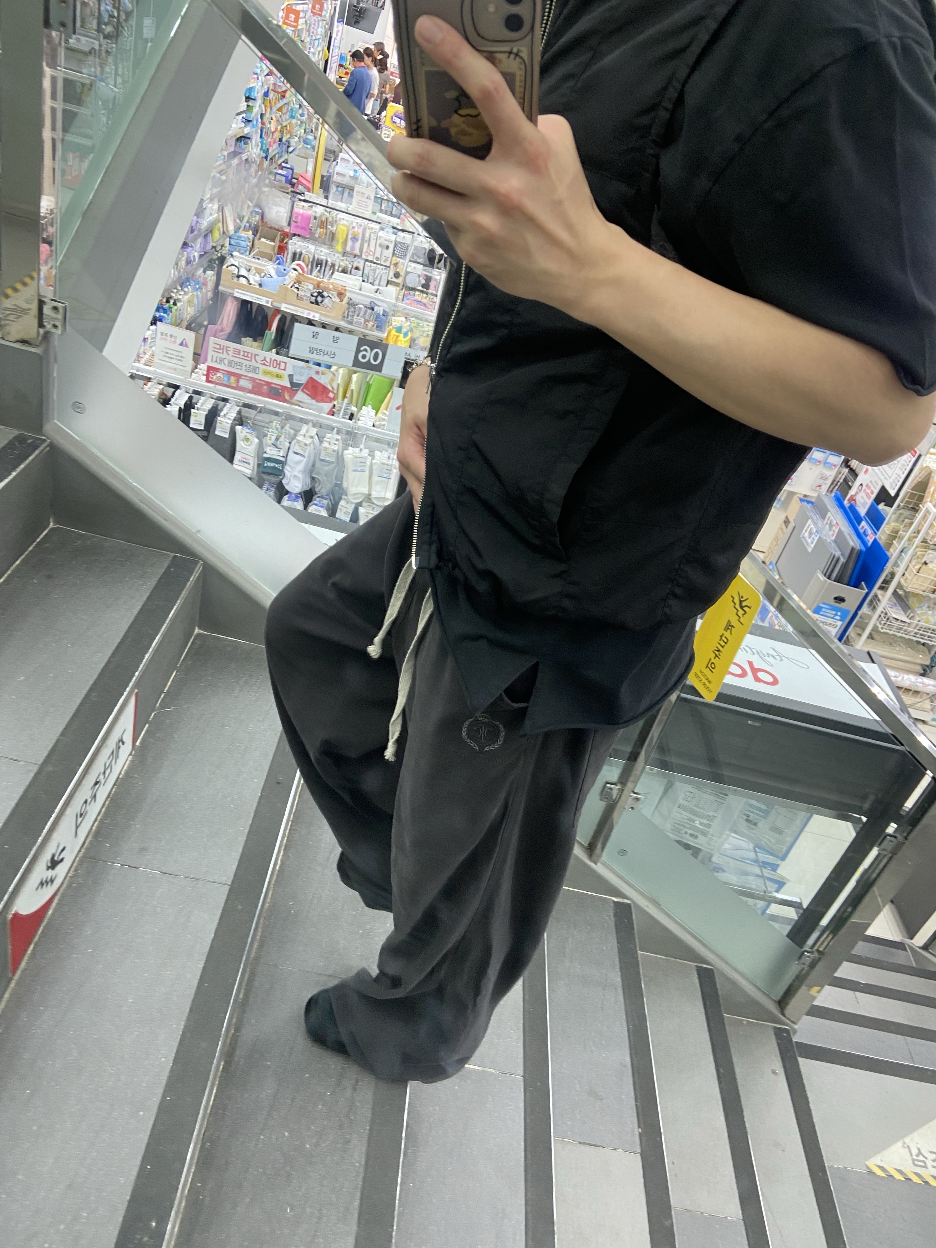 Polyteru Grid Vest (Paisley Patched) Black, Polyteru Human Index Human Pajama Pants Deep Charcoal 착용 스타일 - 2