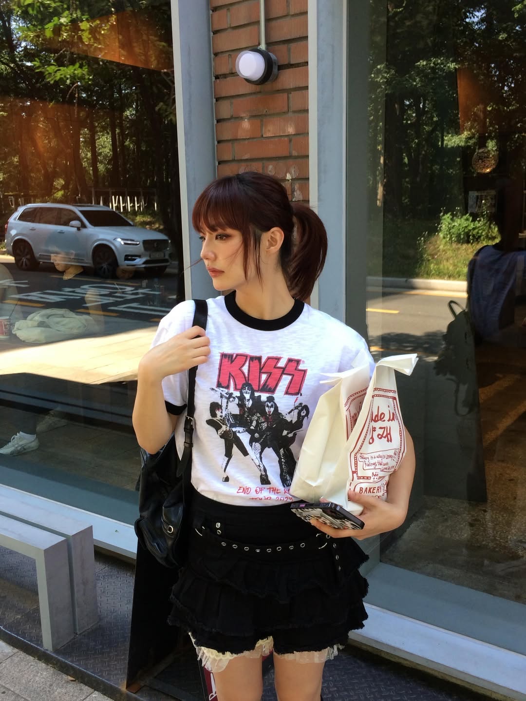 MAINBOOTH X KISS End of the Road T-shirt White 착용 스타일 - 6