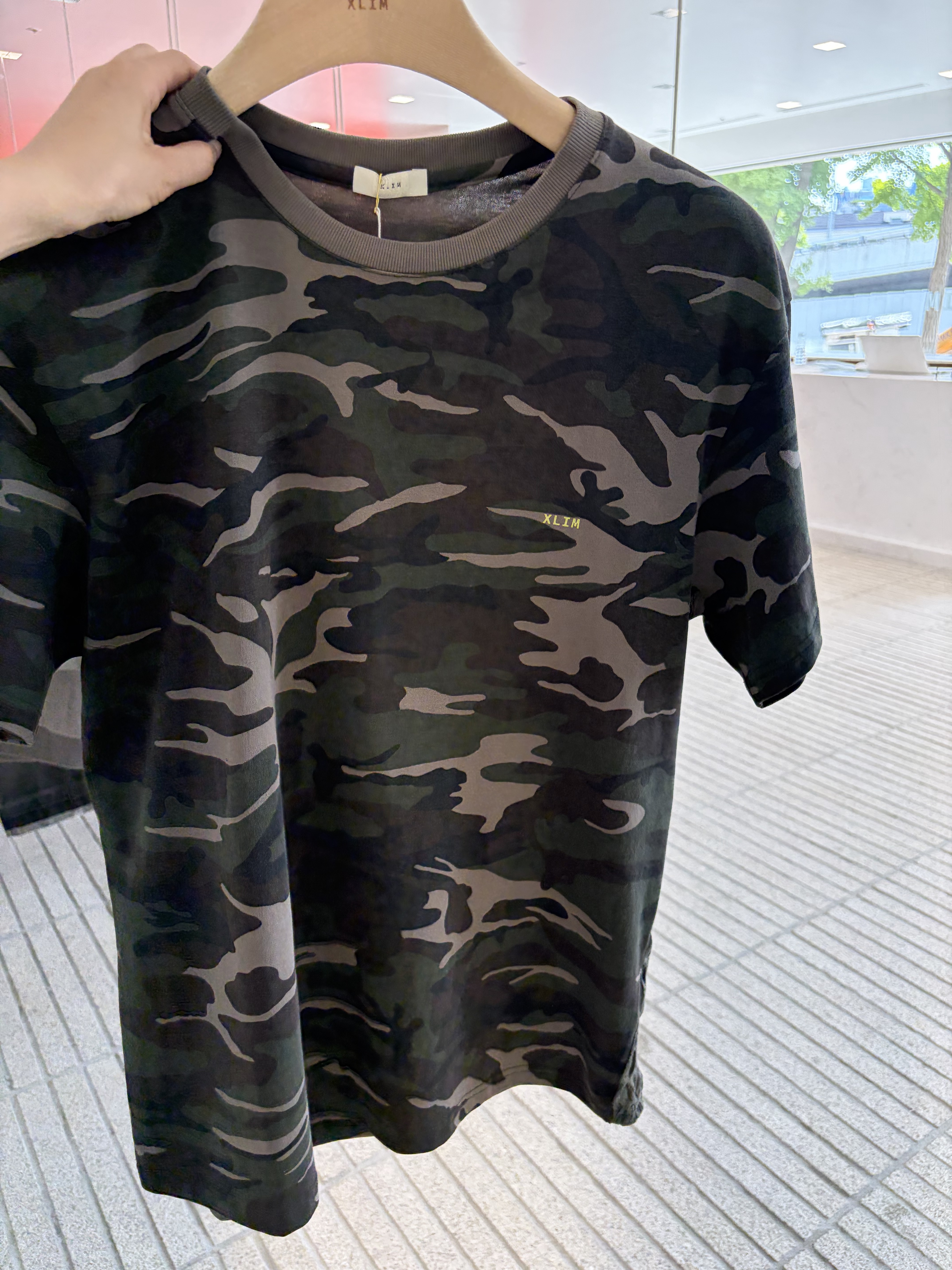 Xlim EP.9 01 Knit Brown, Xlim 01 T-Shirt Camouflage 착용 스타일 - 3