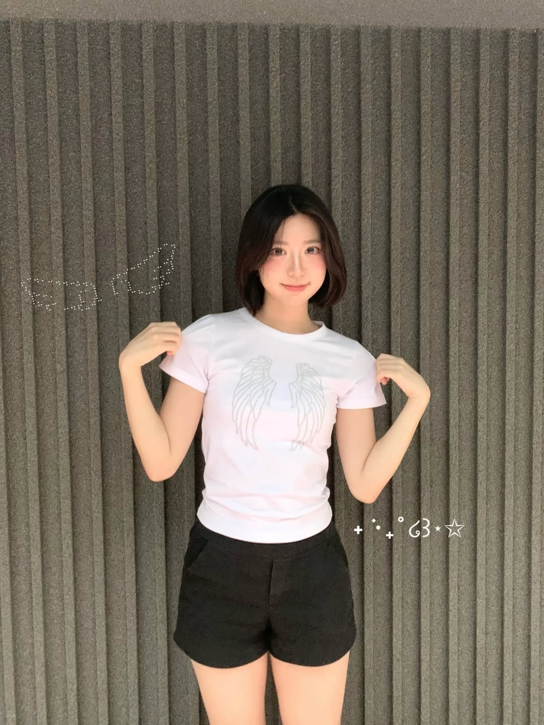 Rosefrantz Sparkle Angel Wing T-shirt [White] 착용 스타일 - 1