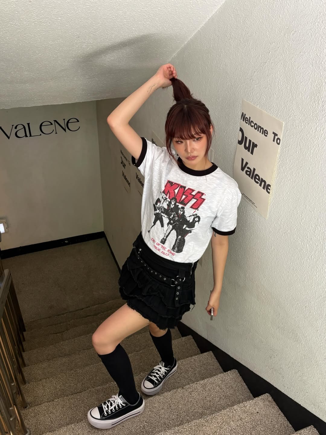 MAINBOOTH X KISS End of the Road T-shirt White 착용 스타일 - 5