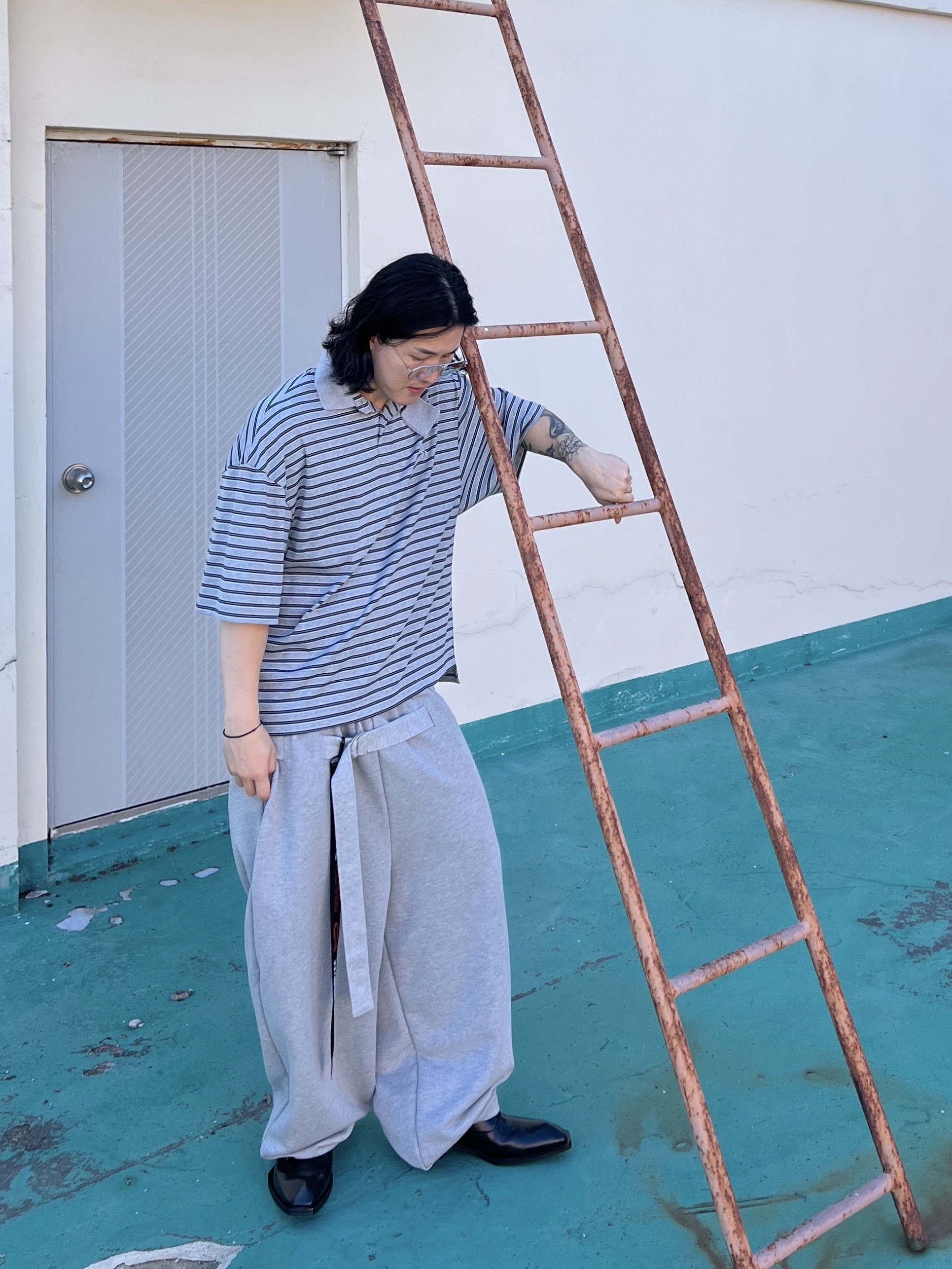 CSC x Soulesures SC:ENE 001, MJD x Koin Seoul Belted Heavy Sweat Baggy Pants Melange Grey 착용 스타일 - 8