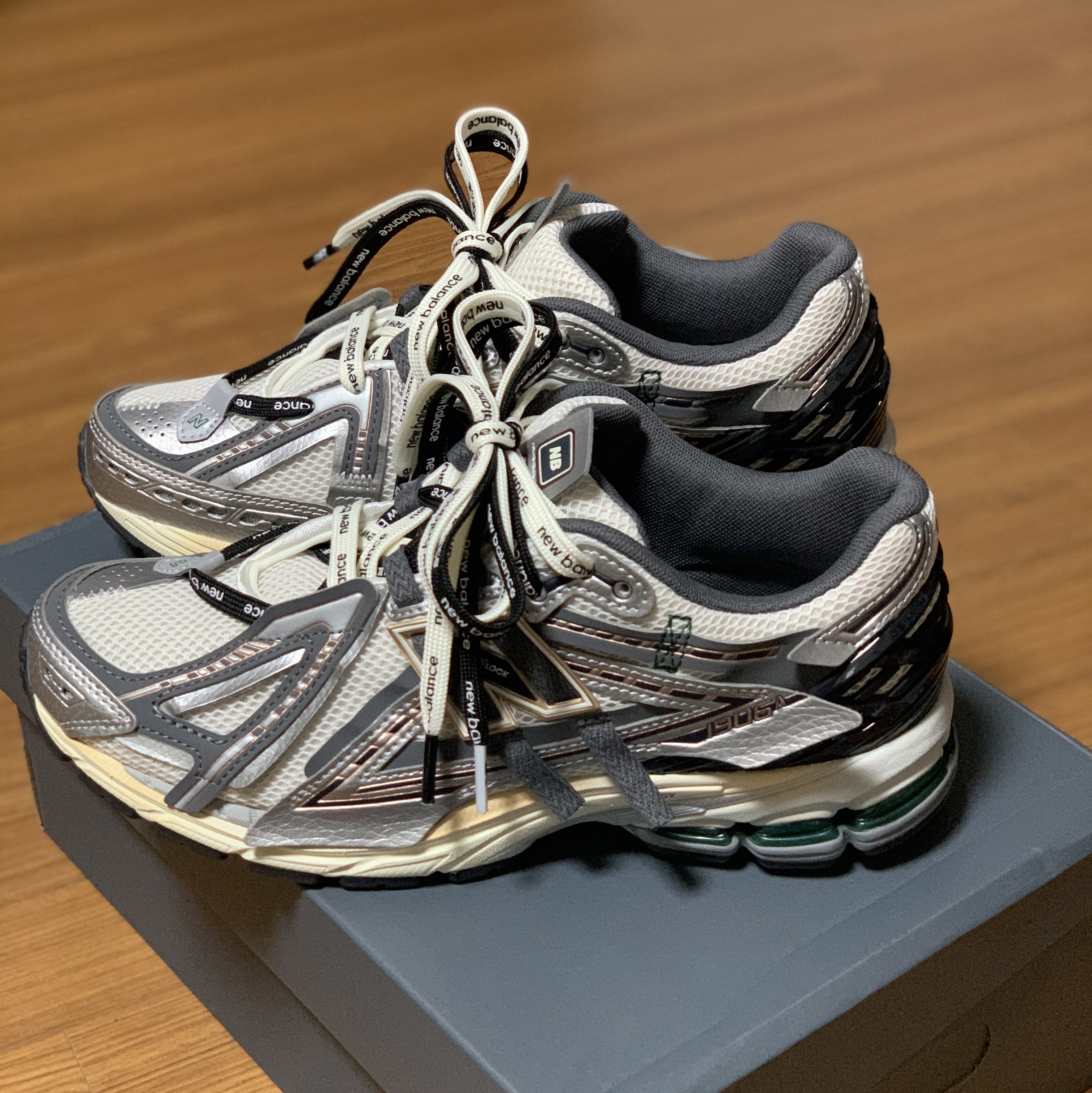 New Balance 1906A Silver Metallic Castlerock 착용 스타일 - 2