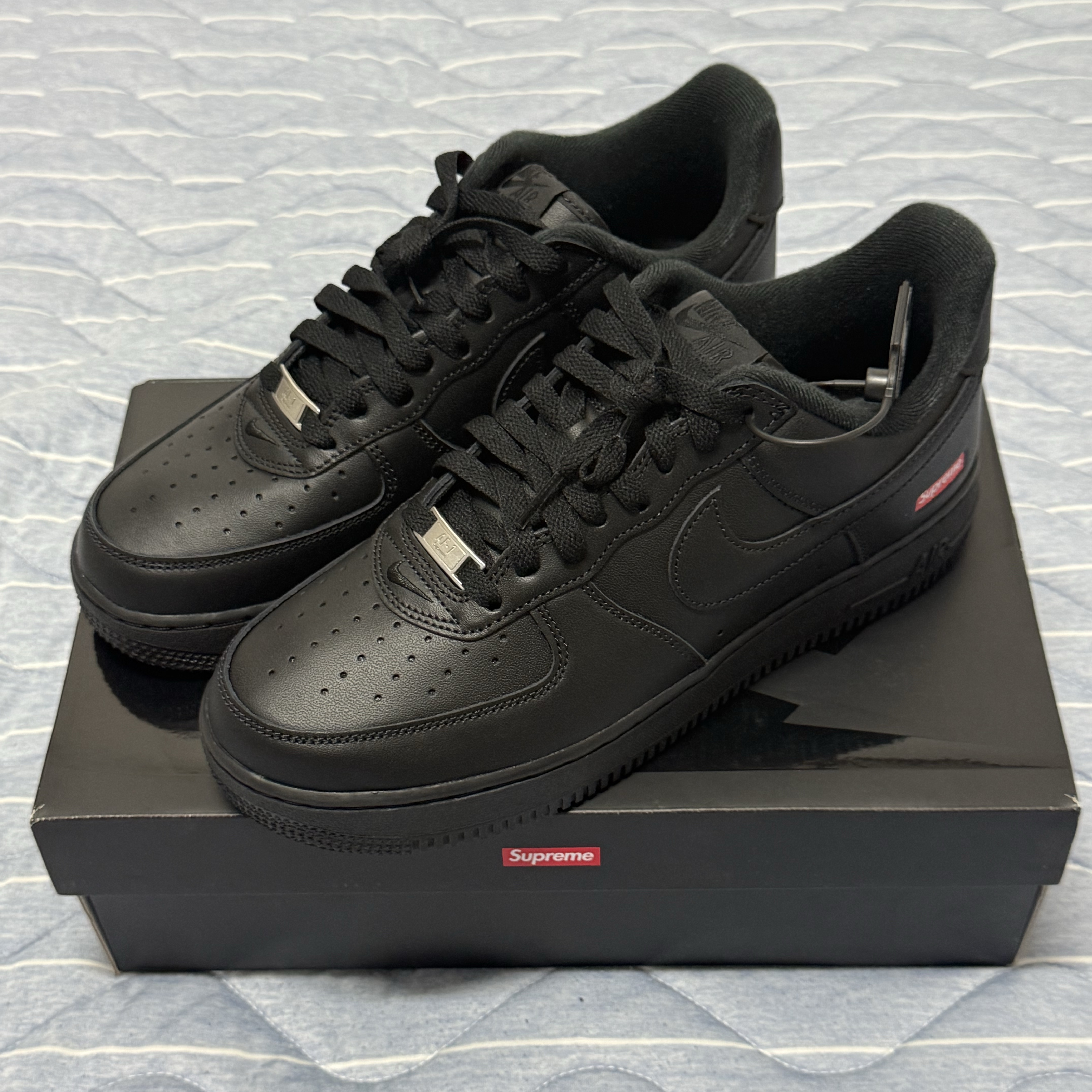 Nike x Supreme Air Force 1 Low Black 착용 스타일 - 1