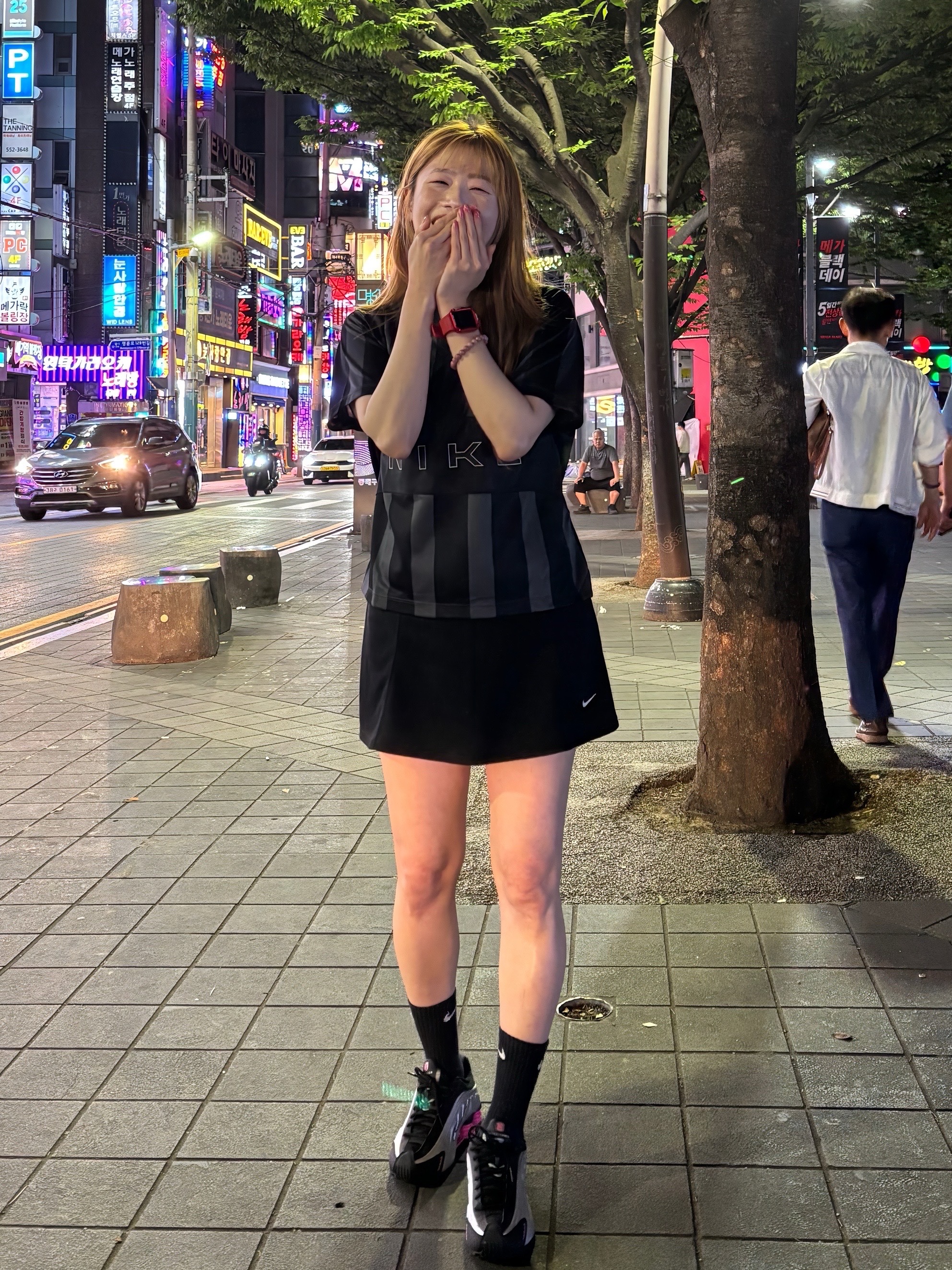(W) Nike Shox R4 Black Pinksicle, (W) Nike NSW Oversized Jersey Black Chalk - Asia 착용 스타일 - 9