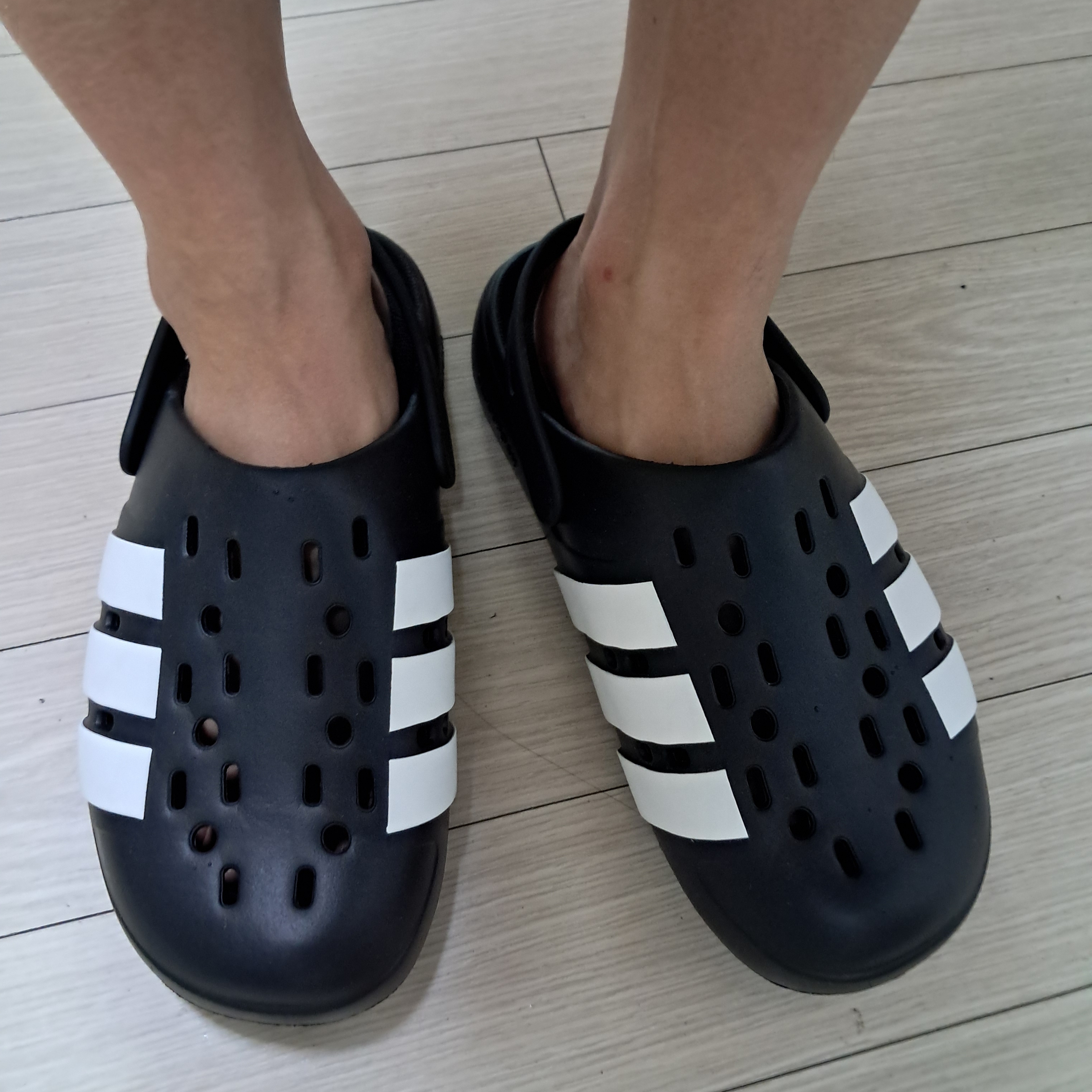 Adidas Adilette Clog 2.0 Core Black Cloude White 착용 스타일 - 2