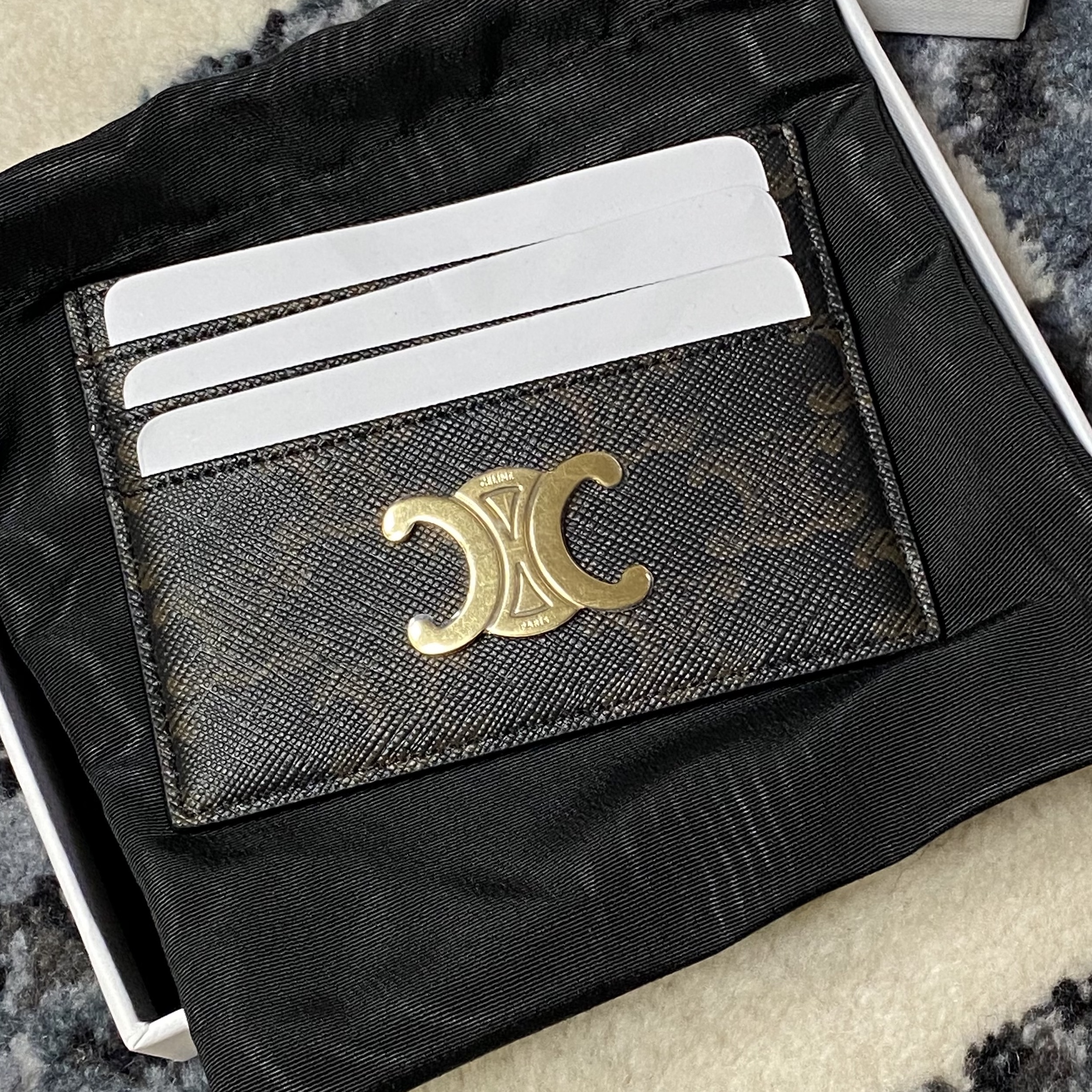 Celine Triomphe Card Holder in Triomphe Canvas Tan 착용 스타일