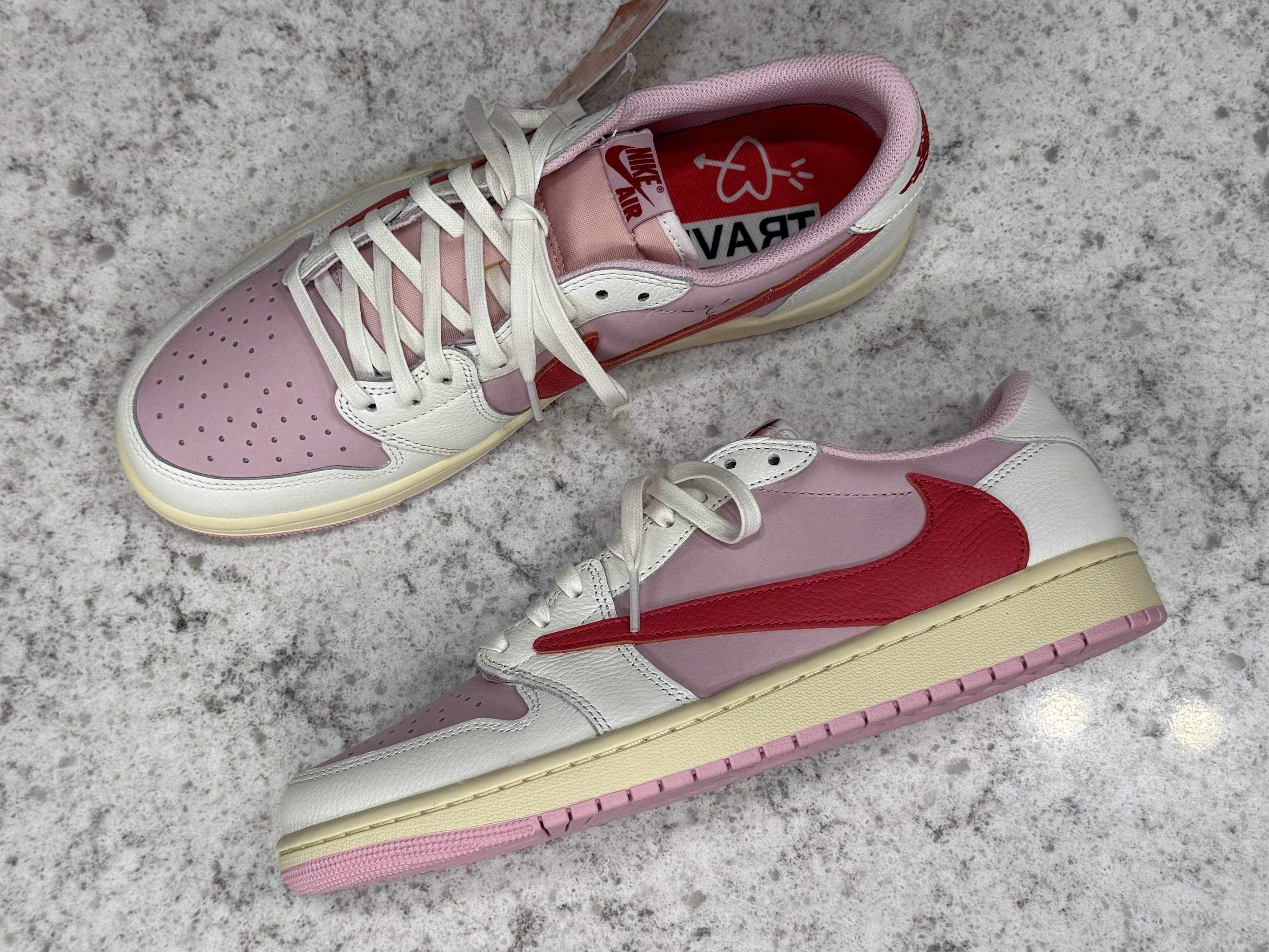 Jordan 1 x Travis Scott Retro Low OG SP Sail Tropical Pink 착용 스타일 - 2