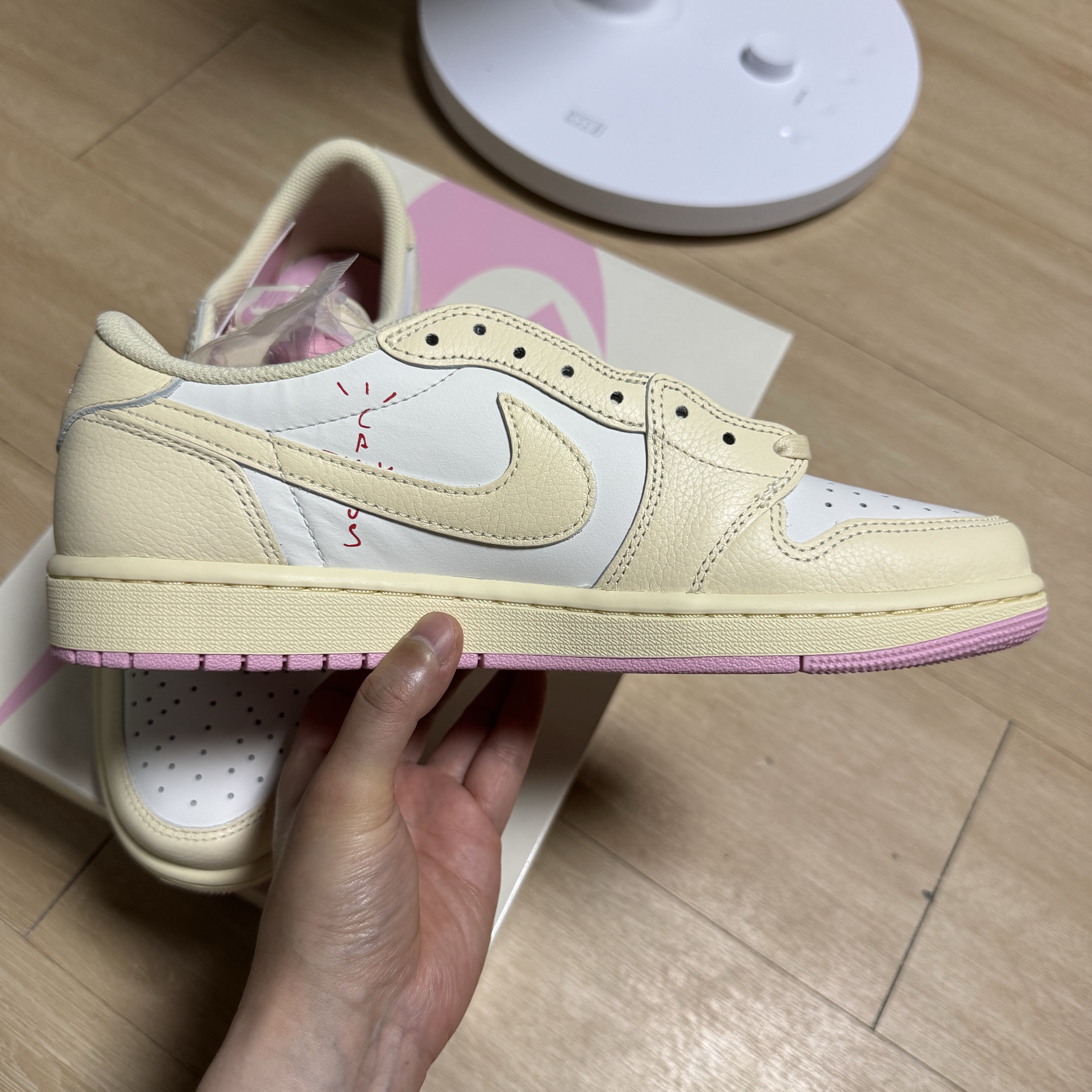 Jordan 1 x Travis Scott Retro Low OG SP Muslin Shy Pink 착용 스타일 - 3