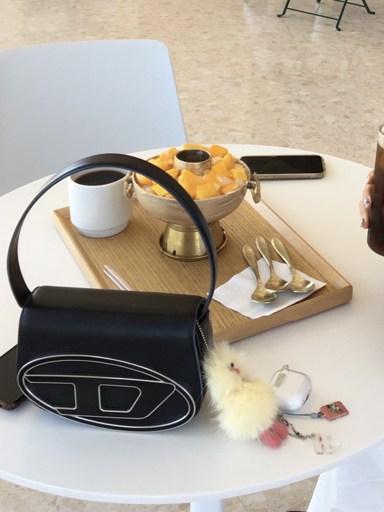 Diesel 1DR Shoulder Bag in Nappa Leather Black 착용 스타일 - 1