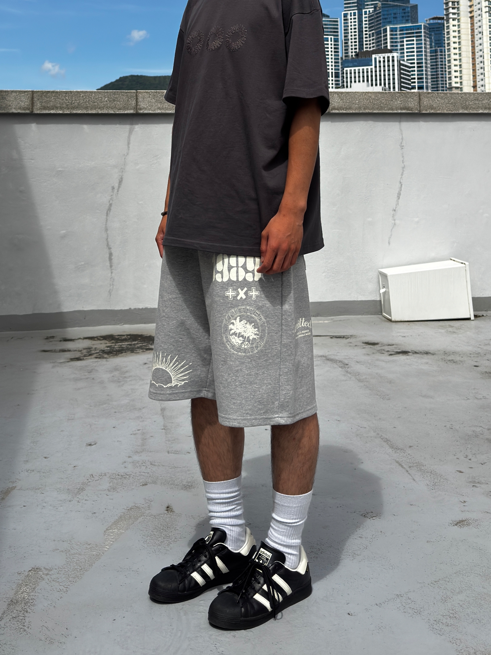 [KREAM 단독] Knitted 1989 Sunrise Graphic Bermuda Half Pants Black, [KREAM 단독] Knitted 1989 Sunrise Graphic Bermuda Half Pants Melange Grey 착용 스타일 - 2