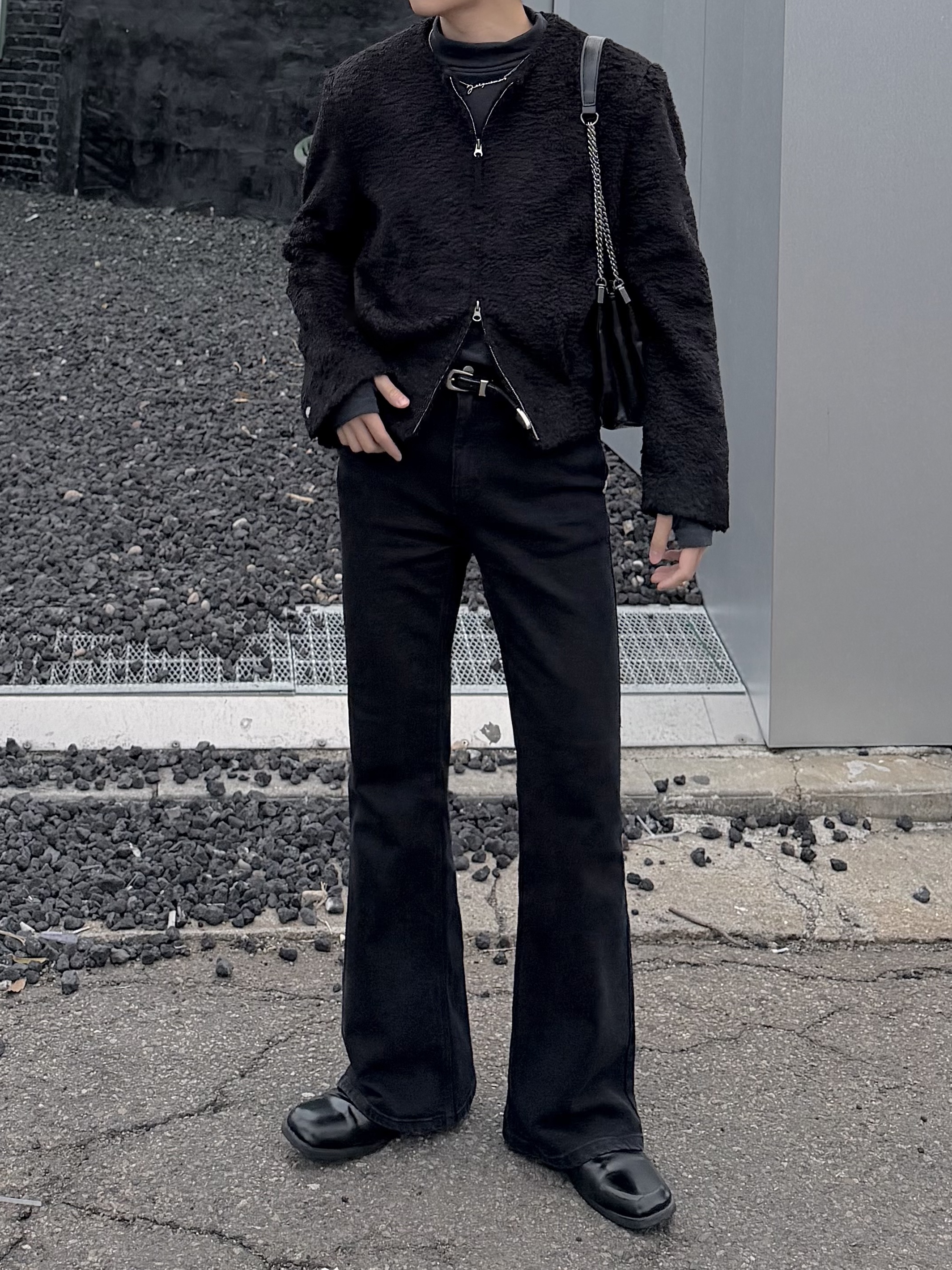 Zara Rock Style Flap Shoulder Bag Black, Jacquemus La Chaine Signature Logo Chain Necklace Silver 착용 스타일 - 2