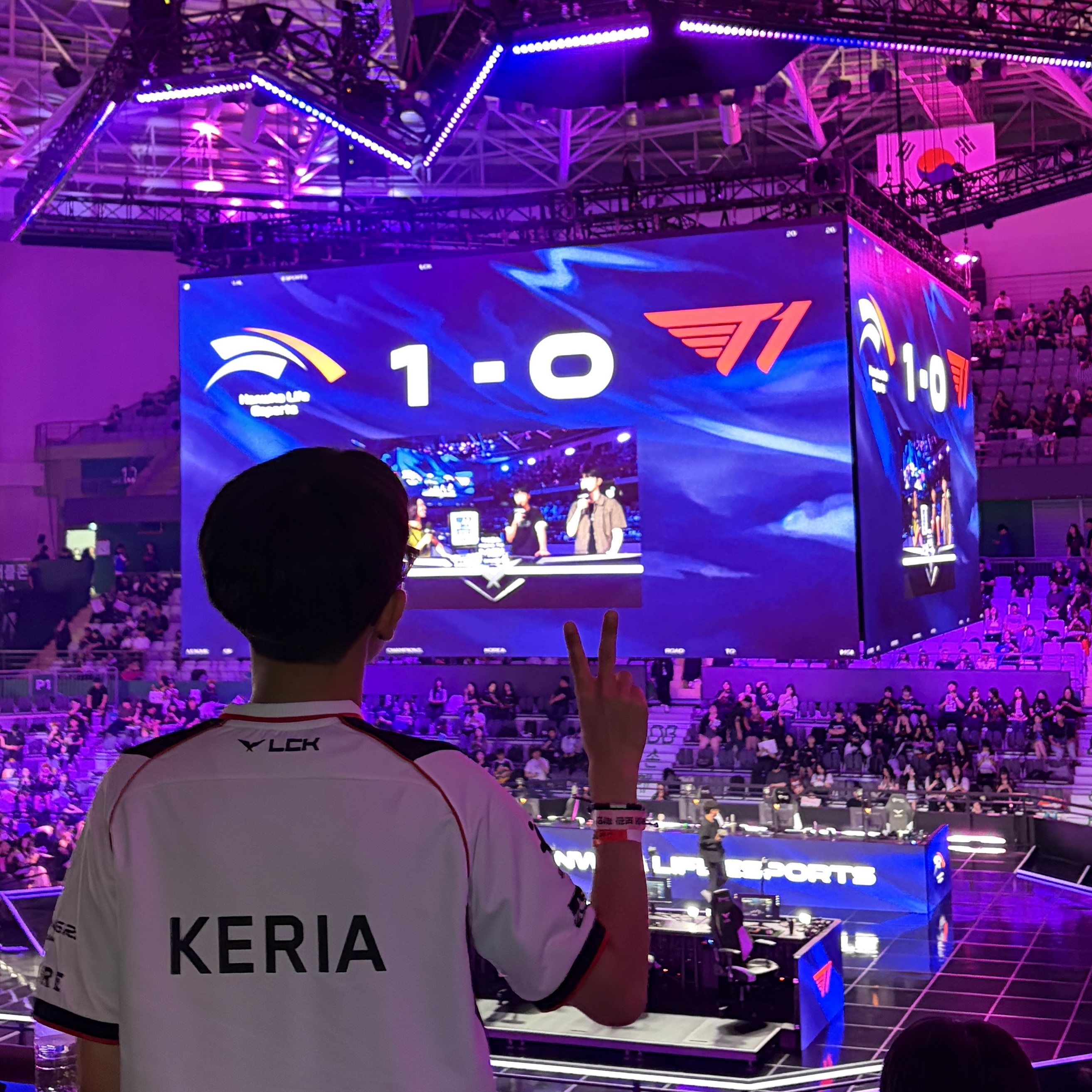 T1 2026 LCK Uniform Jersey White (Non Marking Ver.), T1 2026 LCK Uniform Jacket Black (Non Marking Ver.) 착용 스타일 - 1