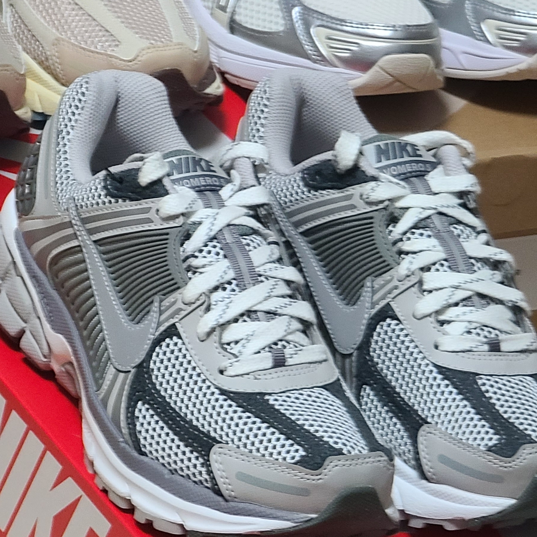 Nike Zoom Vomero 5 PRM Light Iron Ore and Flat Fewter 착용 스타일