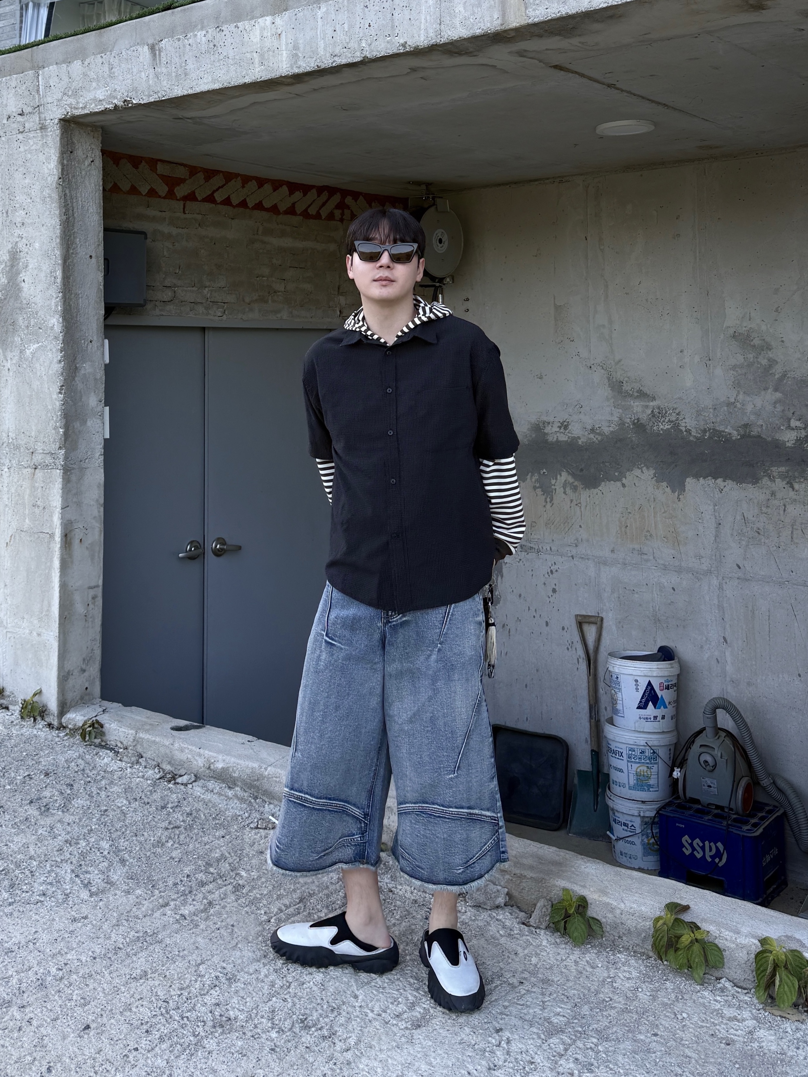 Oakley Factory Team x Brain Dead x Ssense Chop Saw Mule White, Human Made Military Card Case Black 착용 스타일 - 2