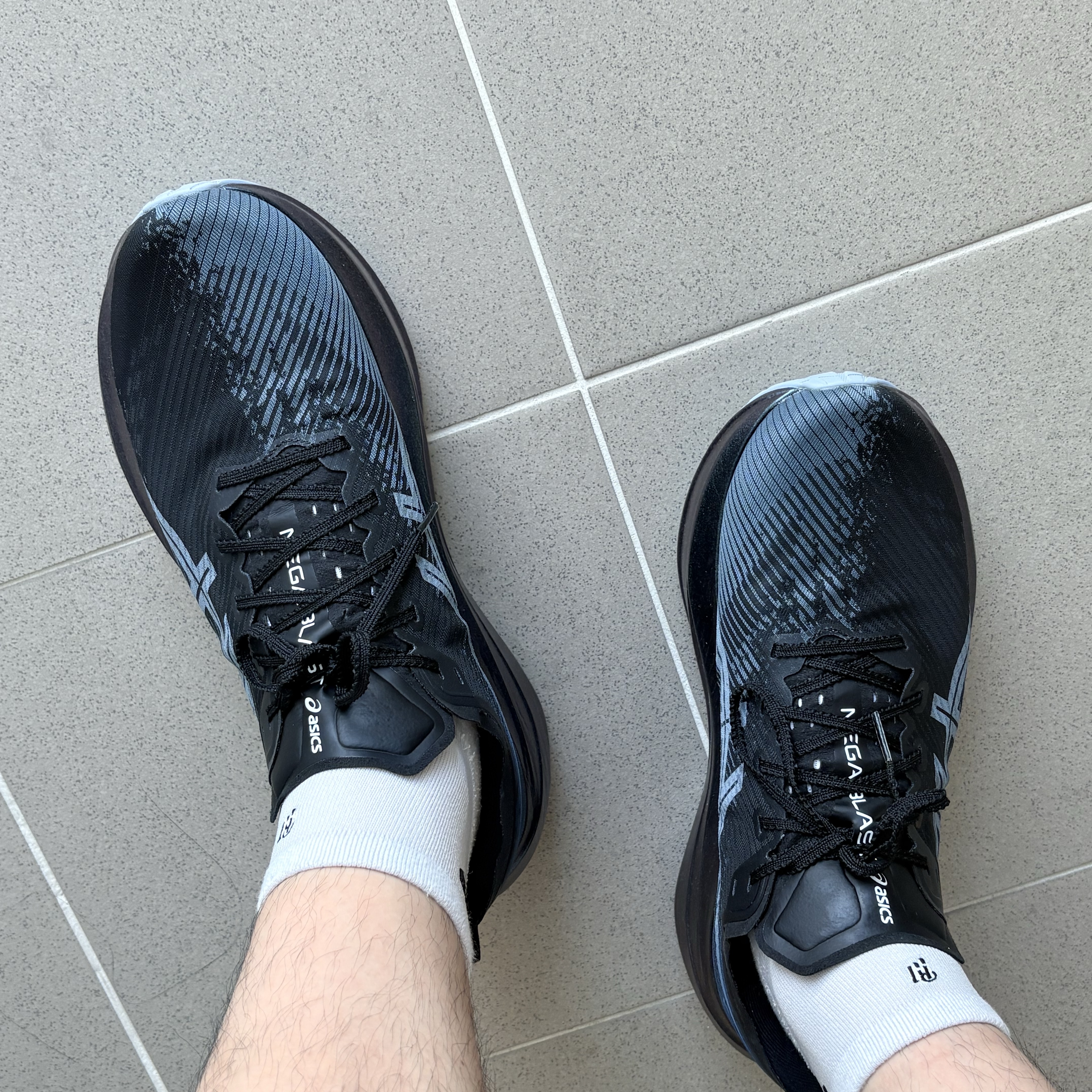 Asics Megablast Black White 착용 스타일 - 2