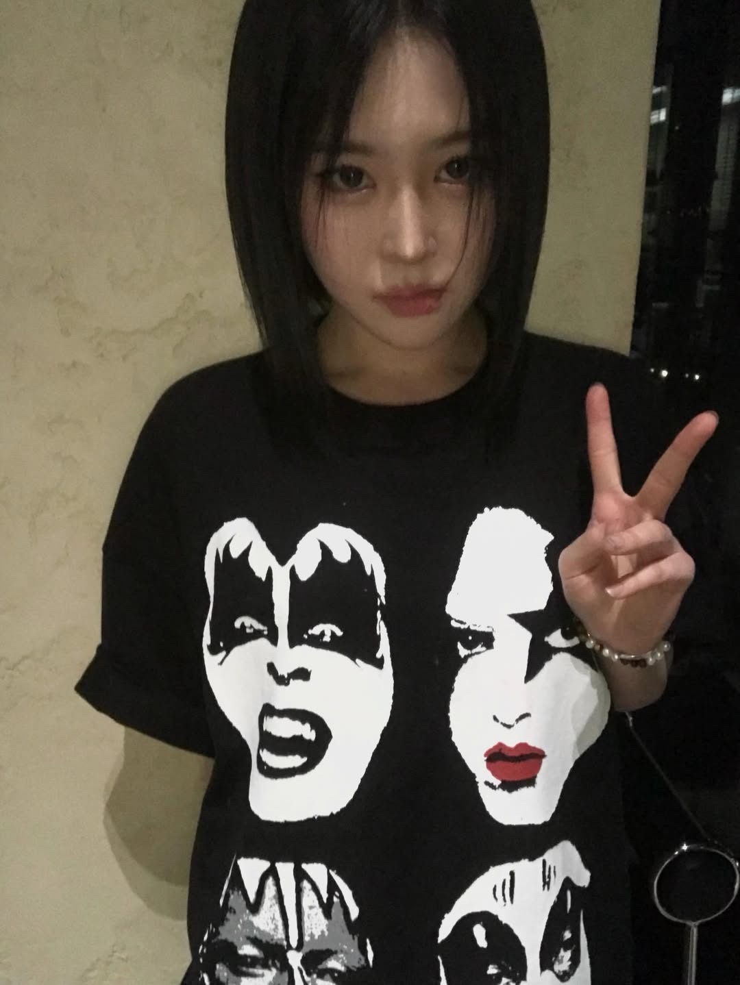 MAINBOOTH X KISS Four Faces Oversized T-shirt Black 착용 스타일 - 5
