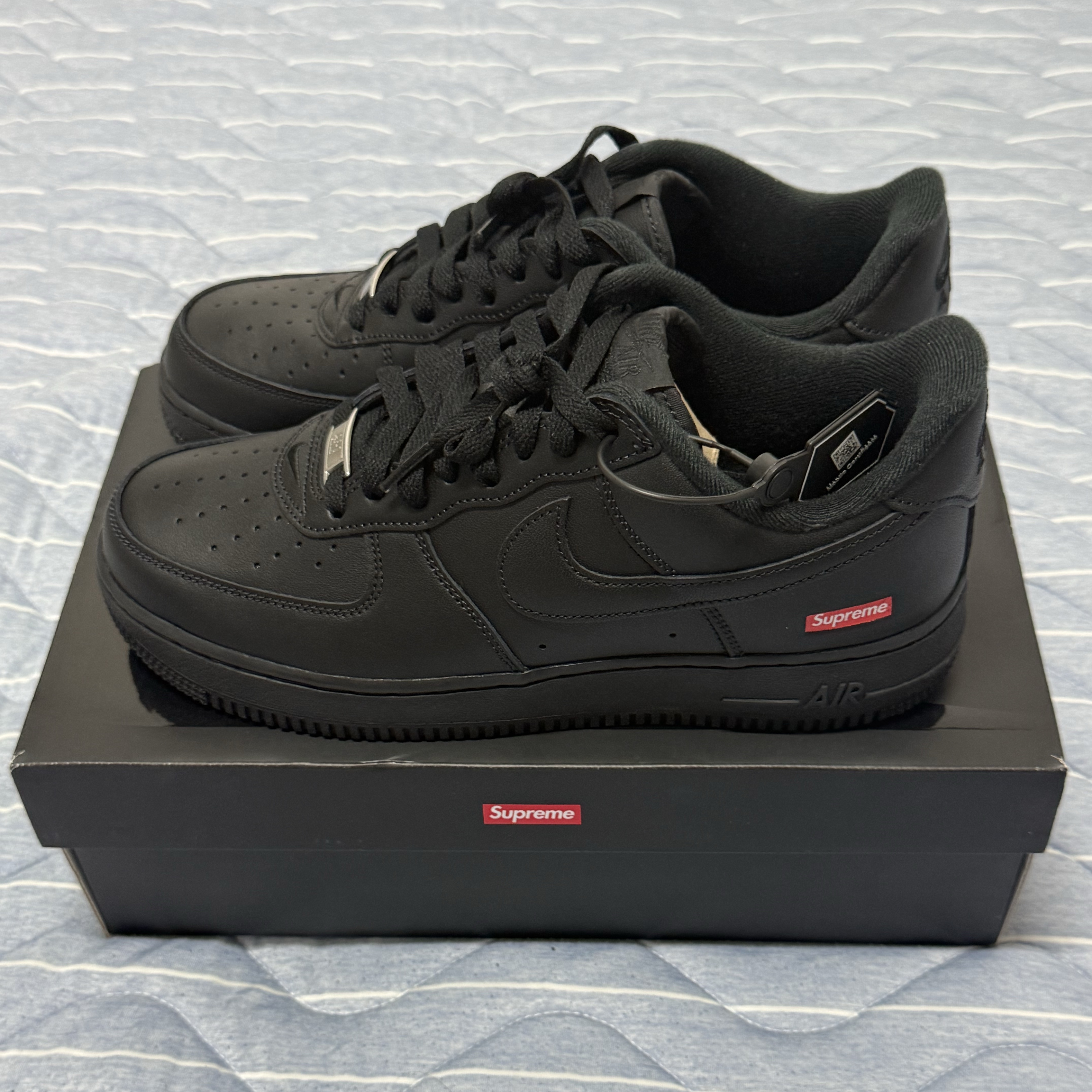 Nike x Supreme Air Force 1 Low Black 착용 스타일 - 2