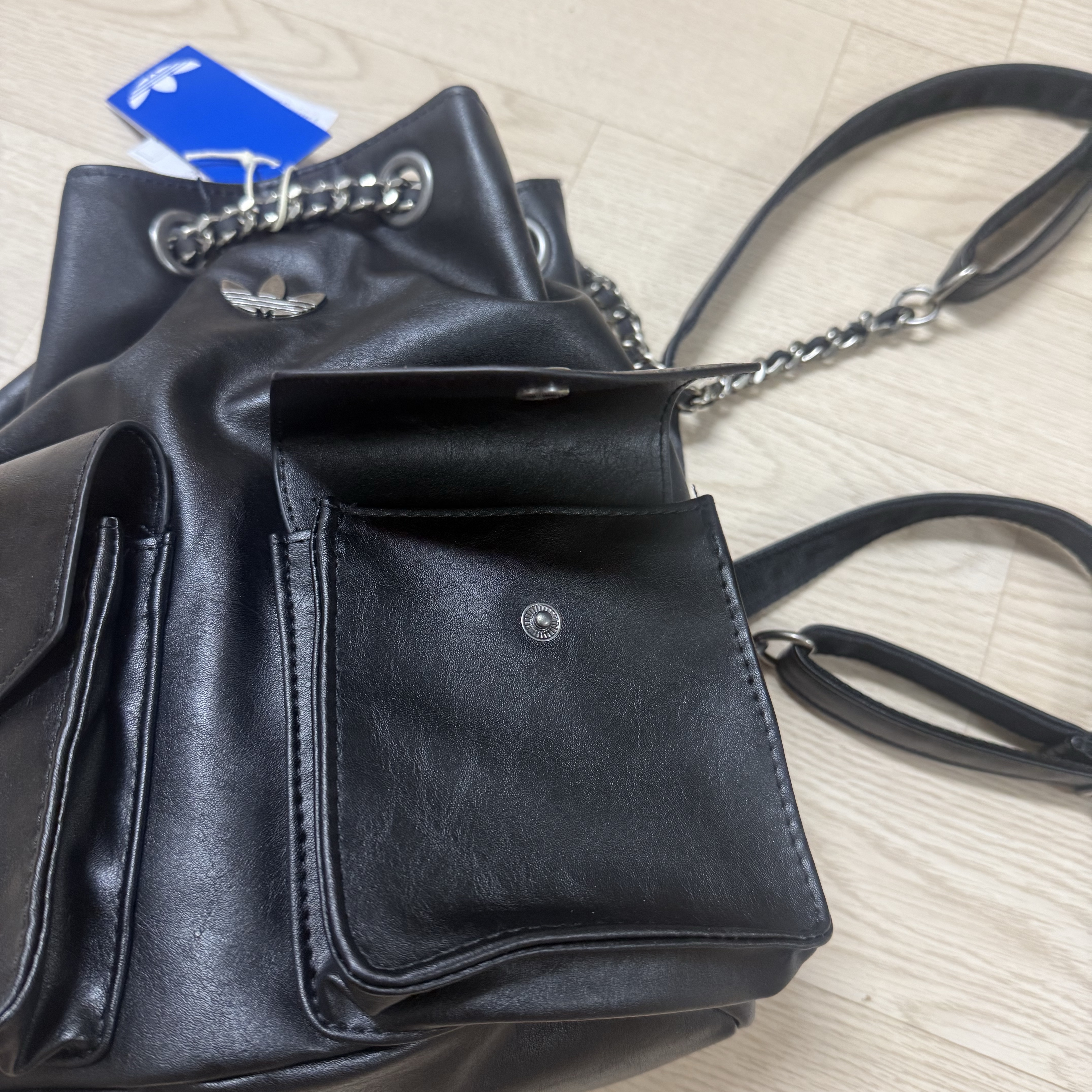 (W) Adidas Classic Sports Shoulder Bag Black 착용 스타일 - 2