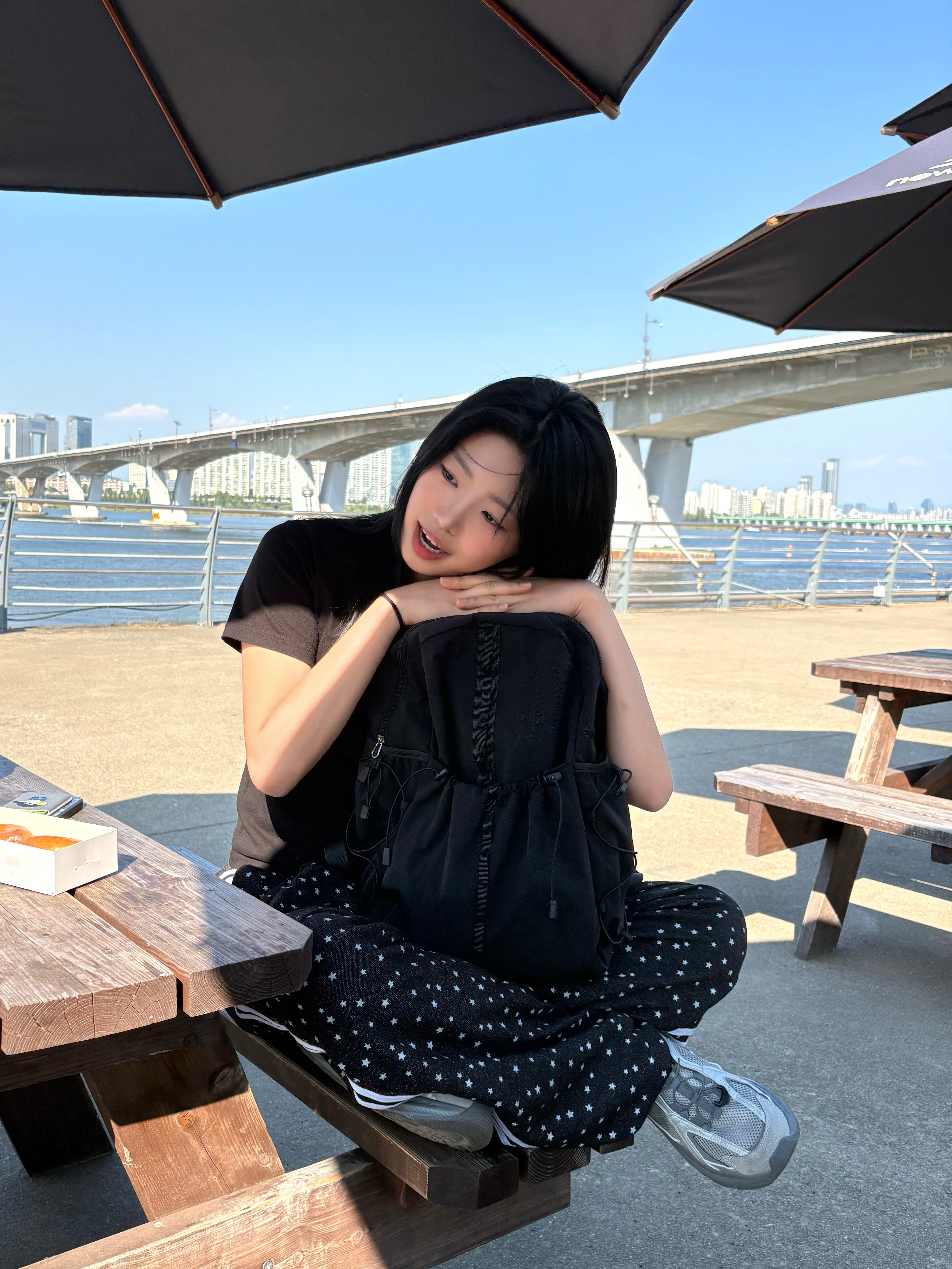 Coiris Rora Small Logo Half T Black 착용 스타일 - 1