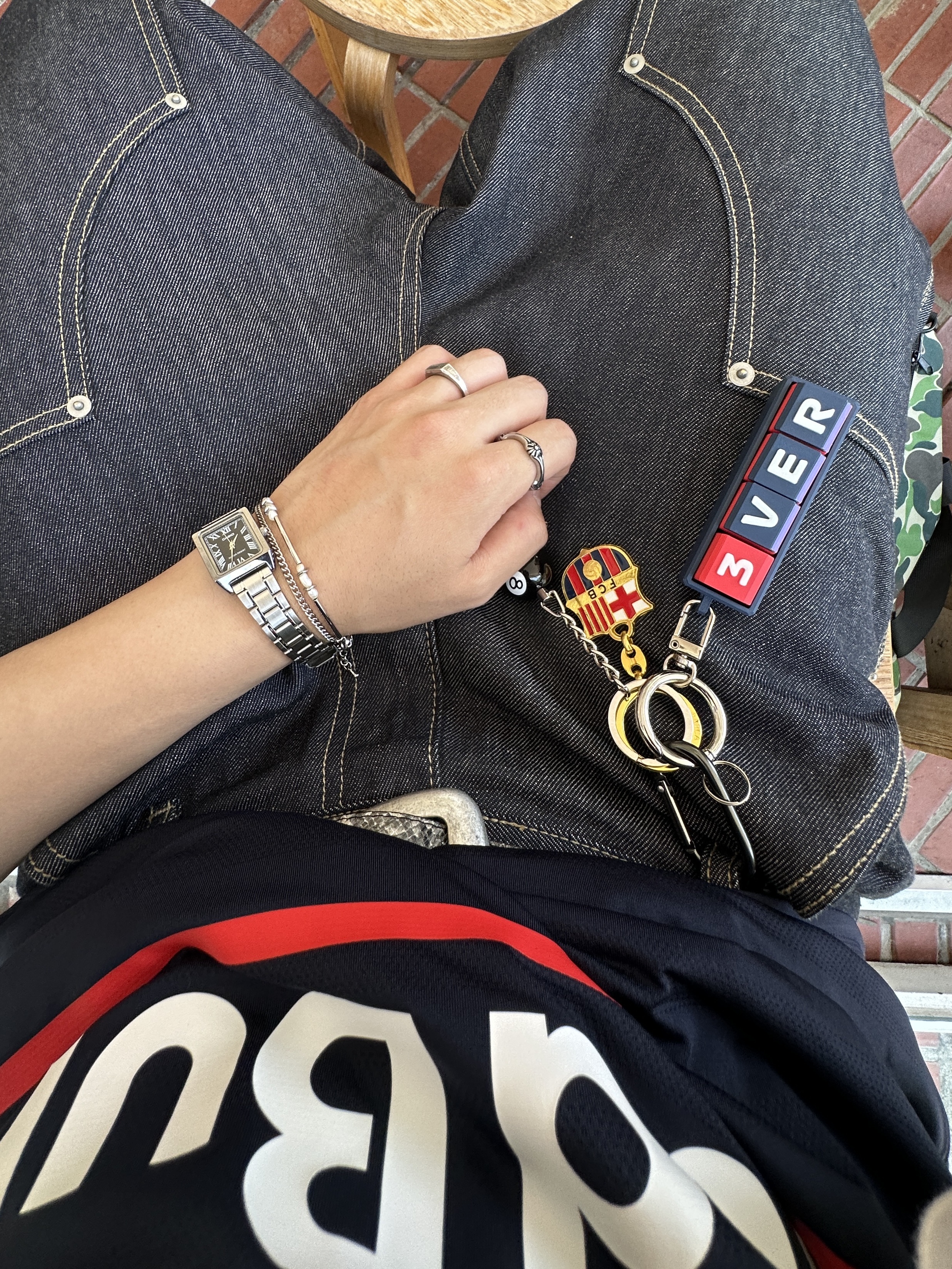 Casio LTP-V007D-1B, AX CONNECTION Light Snake Texture Belt Beige 착용 스타일 - 2