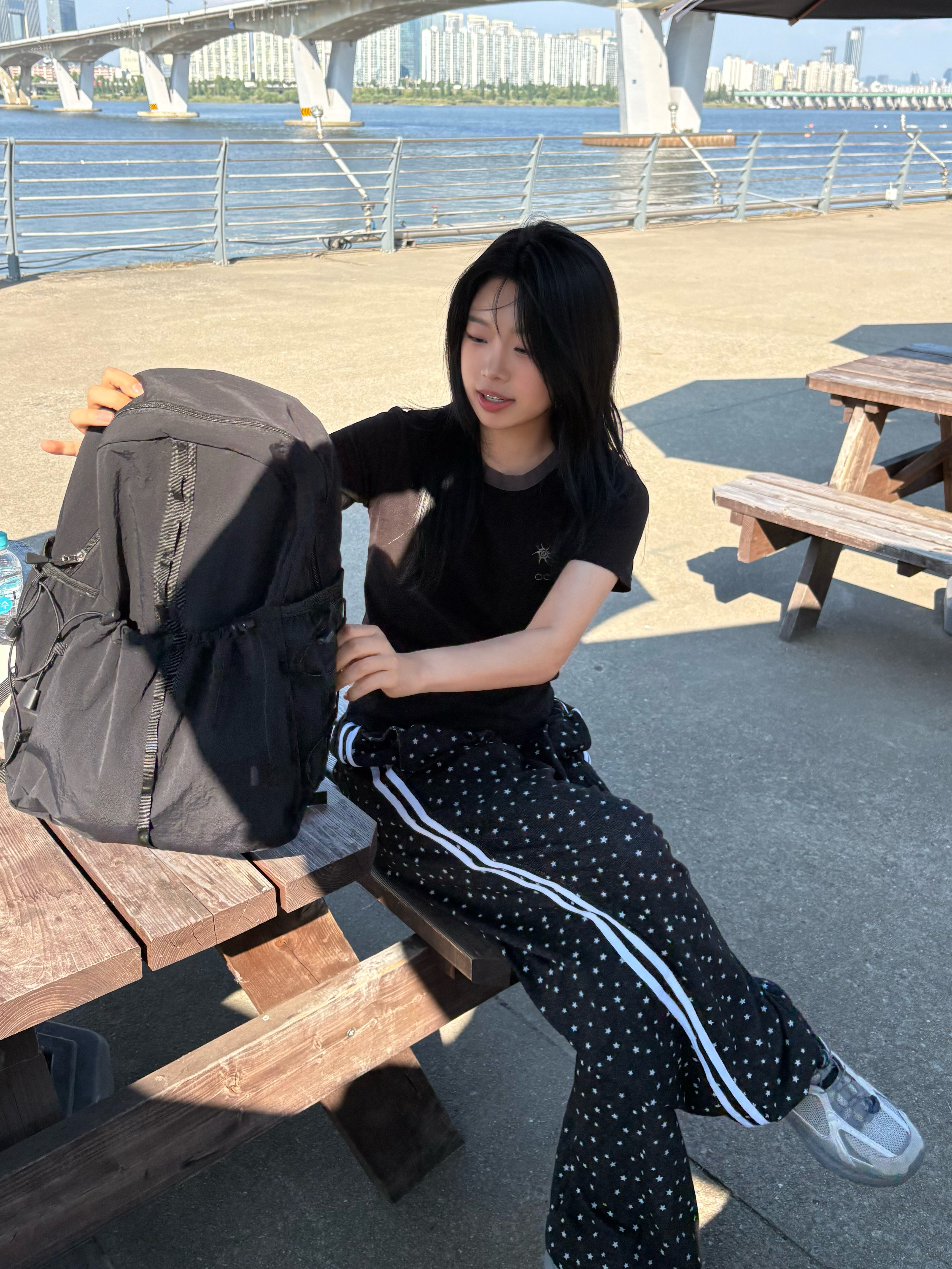 Coiris Rora Small Logo Half T Black 착용 스타일 - 3