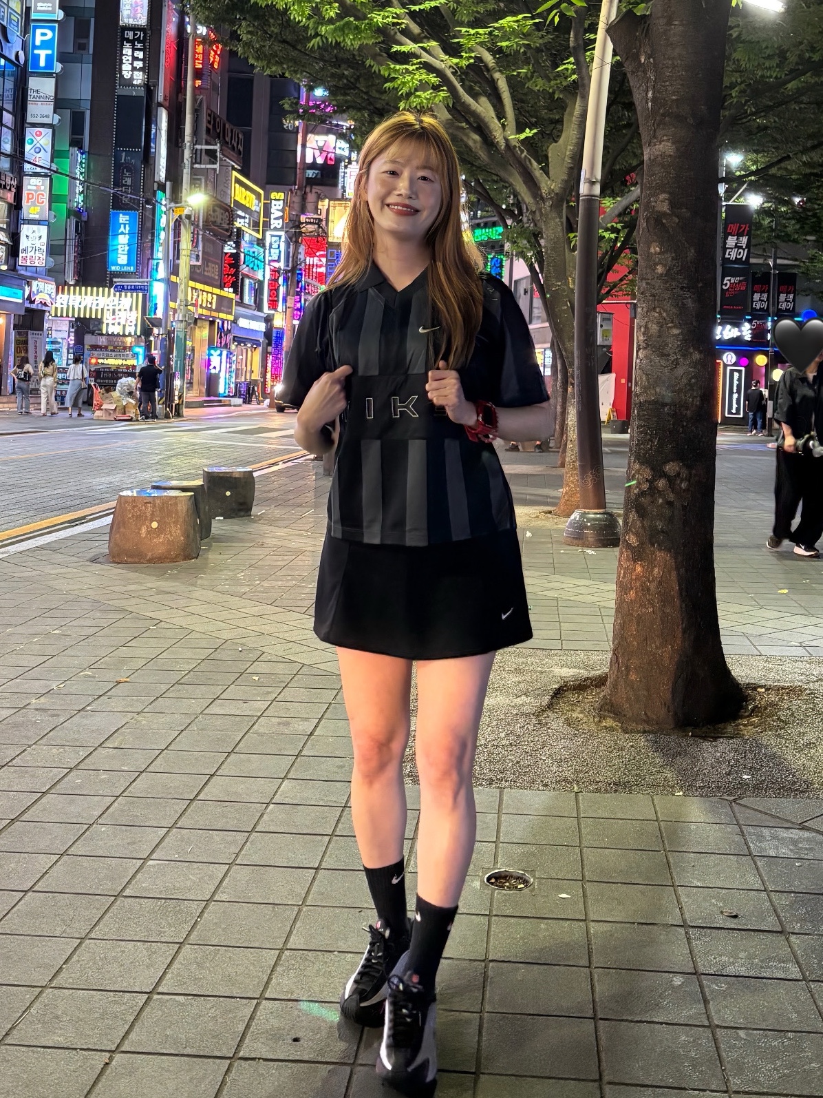(W) Nike Shox R4 Black Pinksicle, (W) Nike NSW Oversized Jersey Black Chalk - Asia 착용 스타일 - 1
