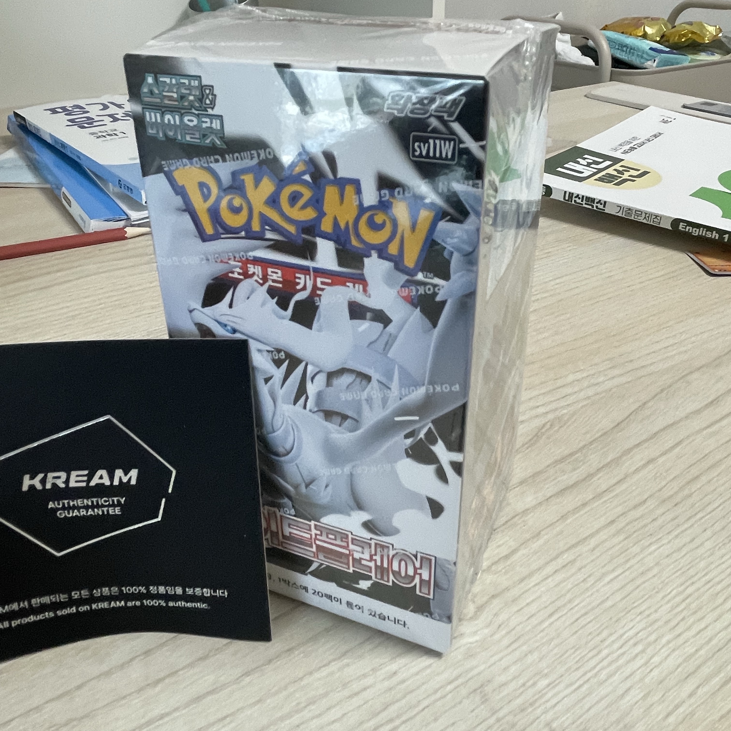 Pokemon TCG Scarlet & Violet Expansion Pack White Flare Box (Pack of 20) 착용 스타일