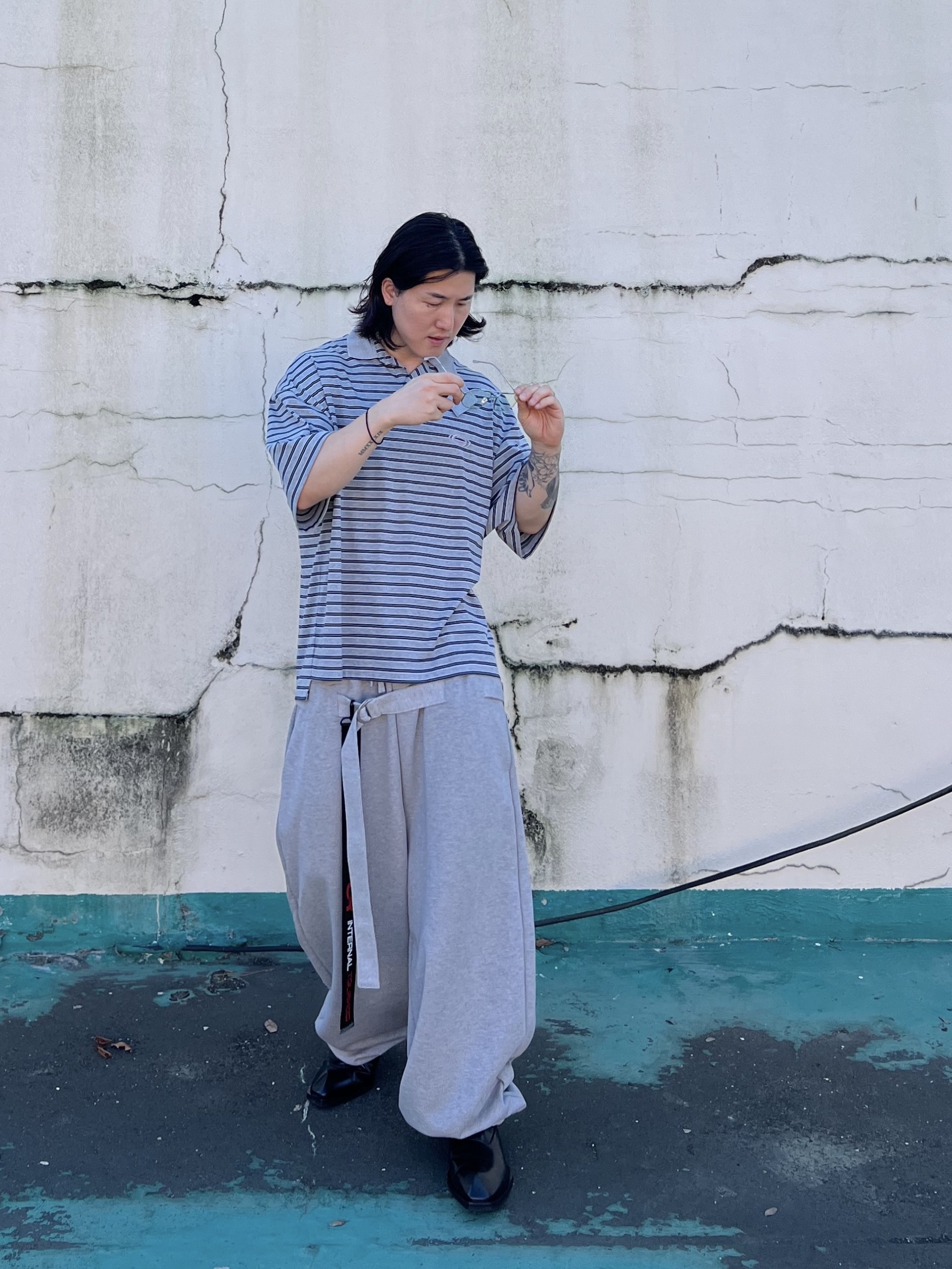CSC x Soulesures SC:ENE 001, MJD x Koin Seoul Belted Heavy Sweat Baggy Pants Melange Grey 착용 스타일 - 3