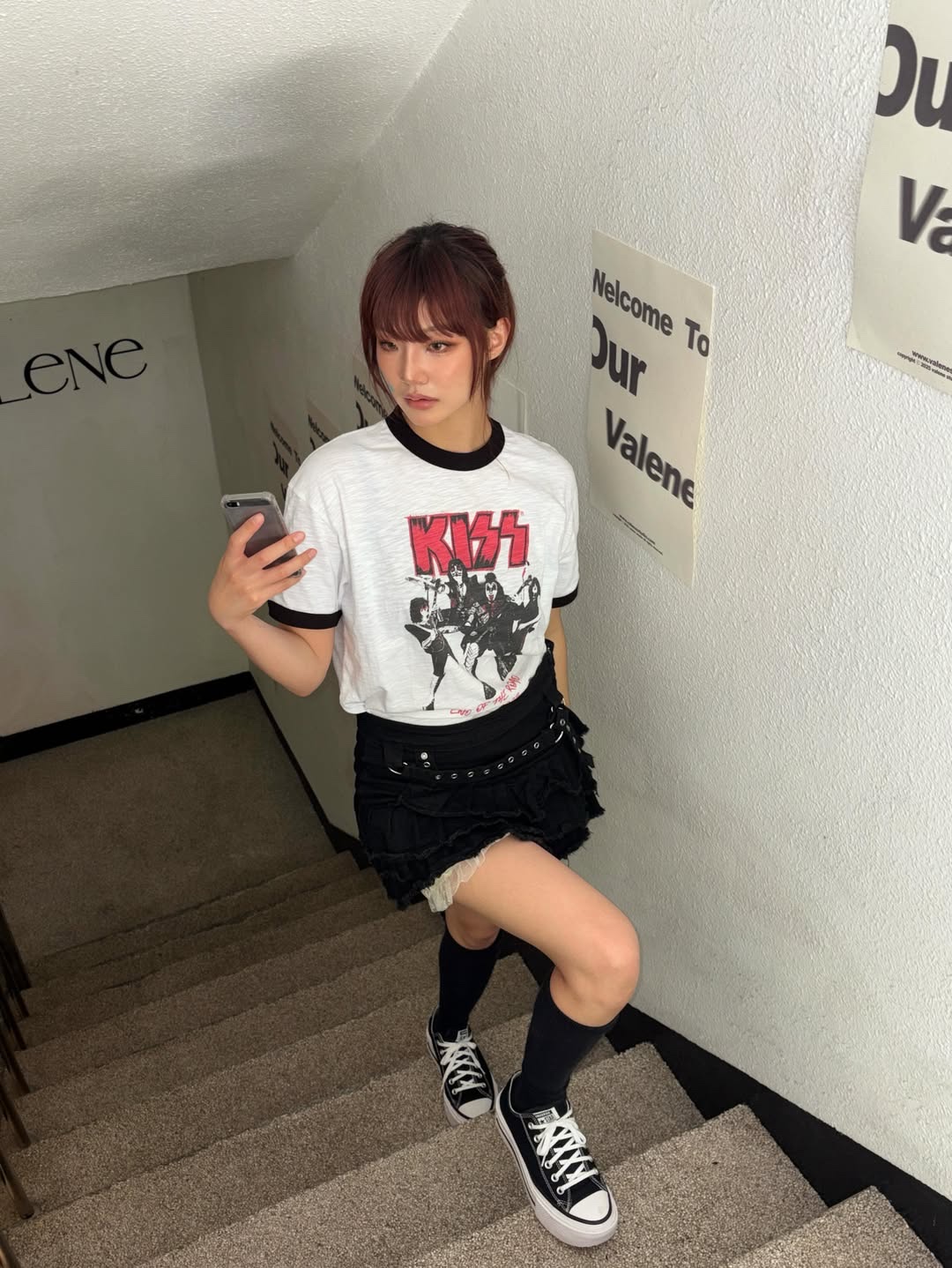 MAINBOOTH X KISS End of the Road T-shirt White 착용 스타일 - 2