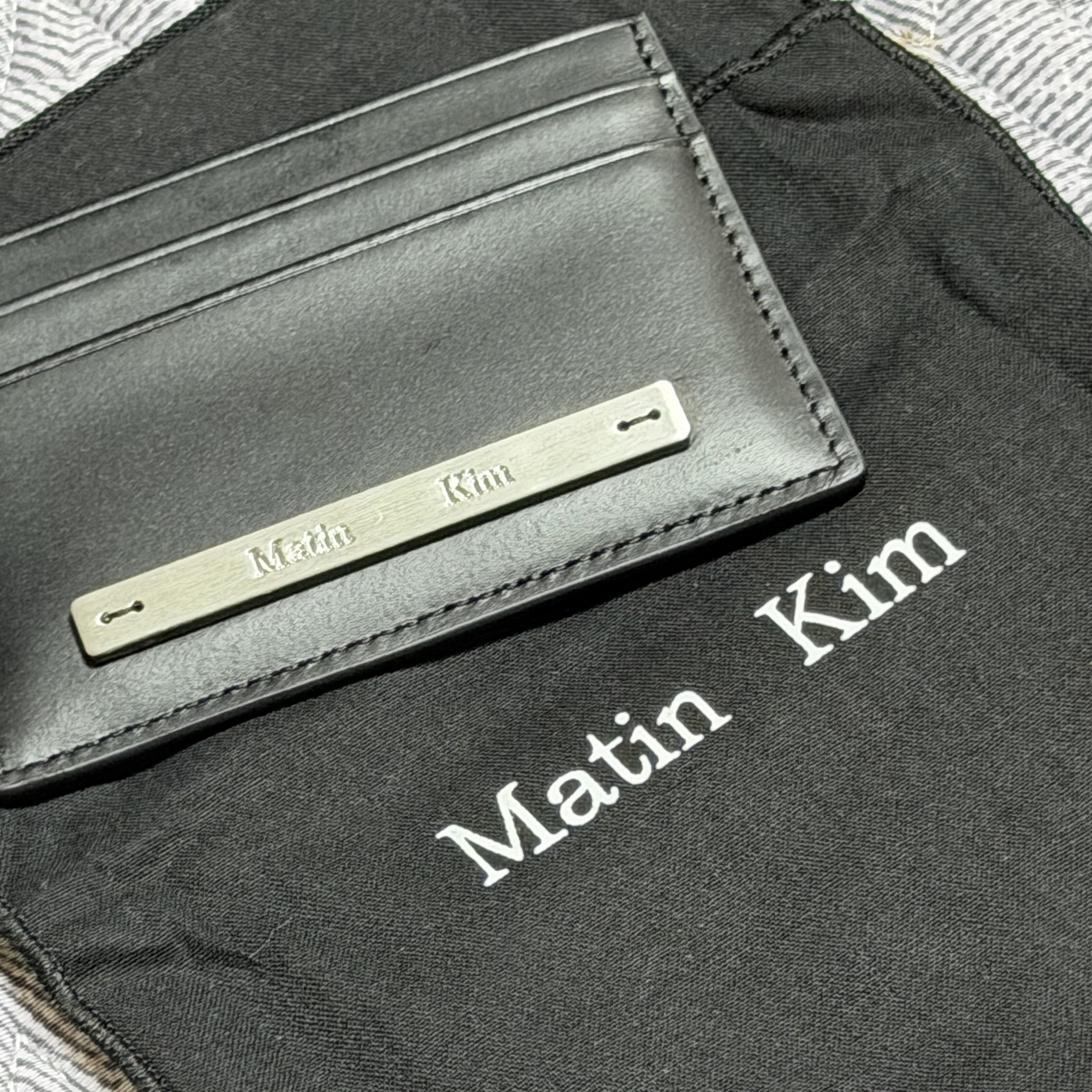 Matin Kim Vintage Card Wallet Black 착용 스타일