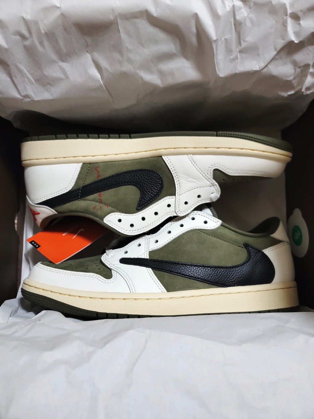 Jordan 1 x Travis Scott Retro Low OG SP Reverse Olive 착용 스타일 - 1
