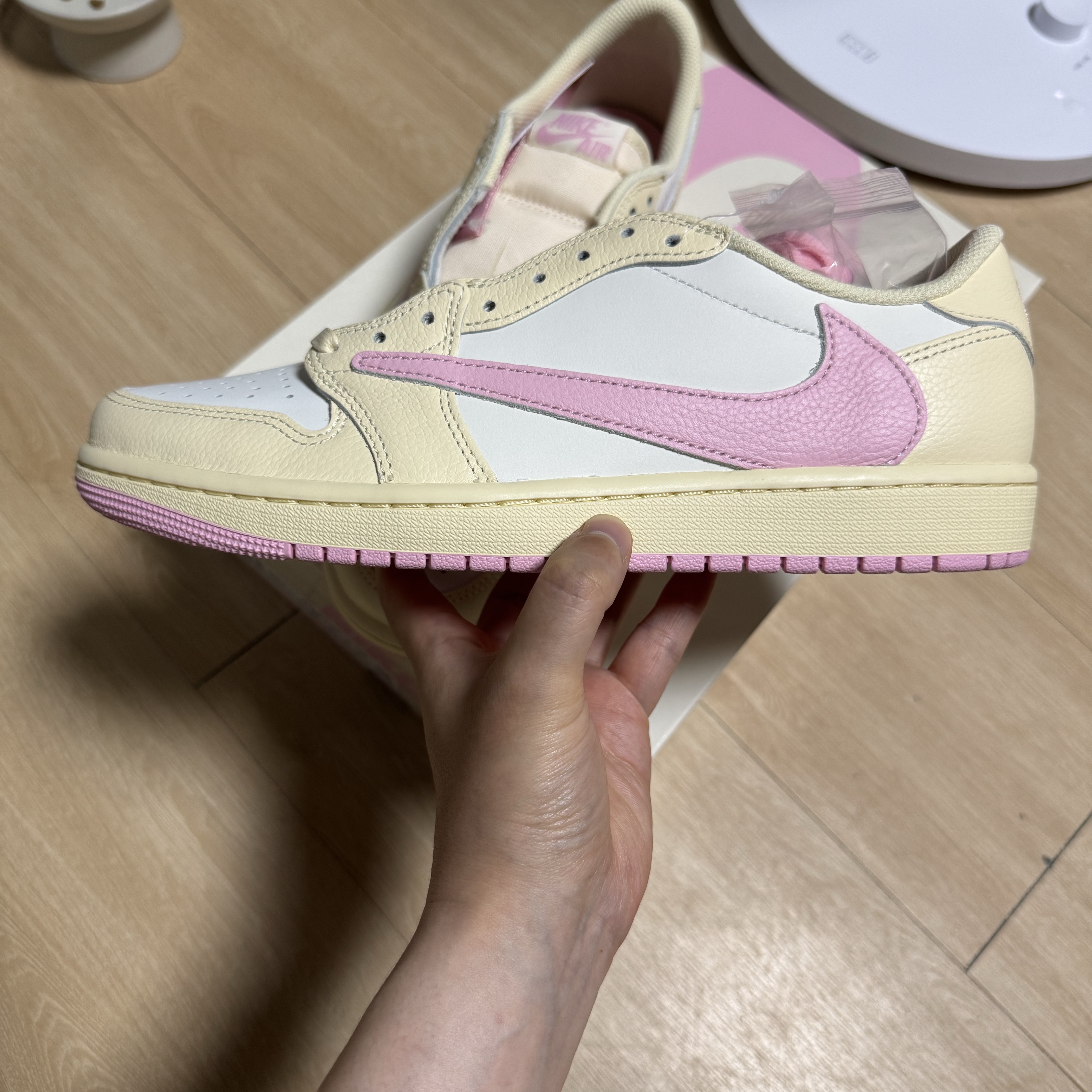 Jordan 1 x Travis Scott Retro Low OG SP Muslin Shy Pink 착용 스타일 - 2