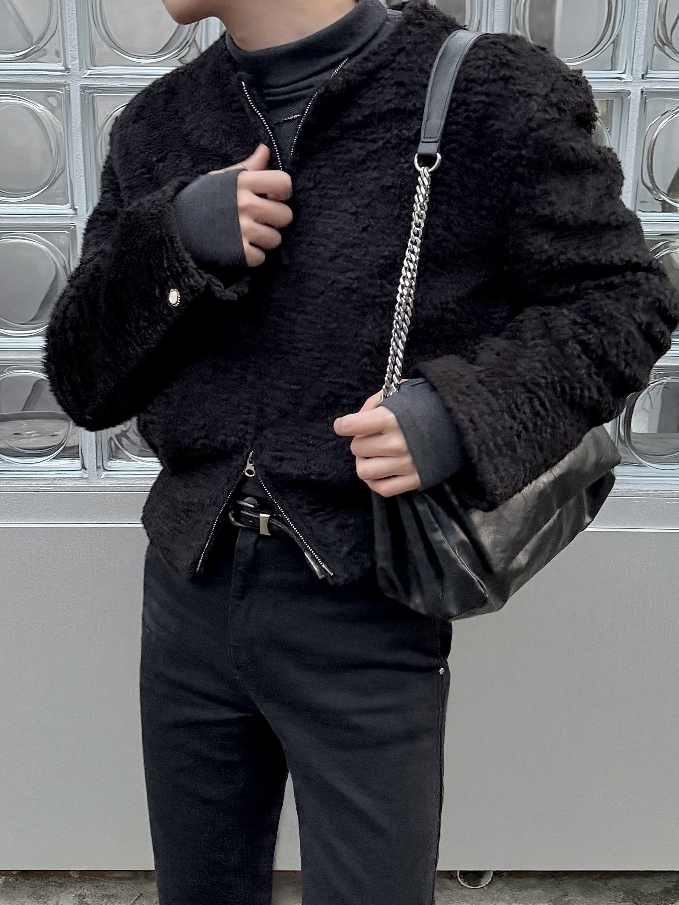 Zara Rock Style Flap Shoulder Bag Black, Jacquemus La Chaine Signature Logo Chain Necklace Silver 착용 스타일 - 6