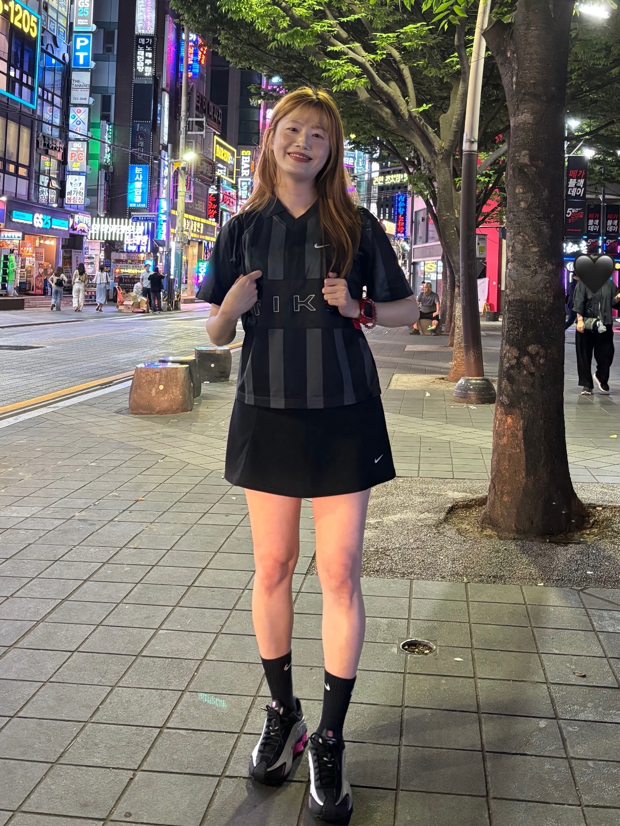 (W) Nike Shox R4 Black Pinksicle, (W) Nike NSW Oversized Jersey Black Chalk - Asia 착용 스타일 - 2