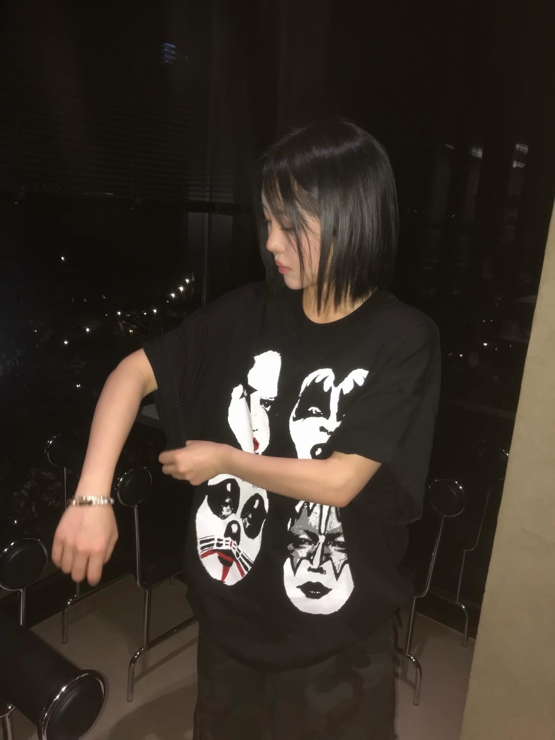 MAINBOOTH X KISS Four Faces Oversized T-shirt Black 착용 스타일 - 3