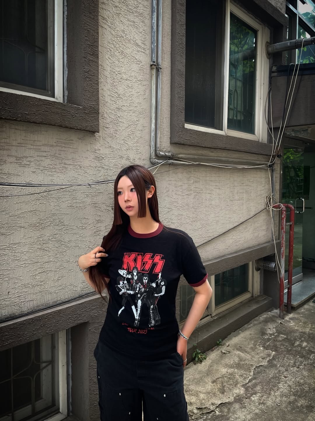 MAINBOOTH X KISS End of the Road T-shirt Black 착용 스타일 - 1