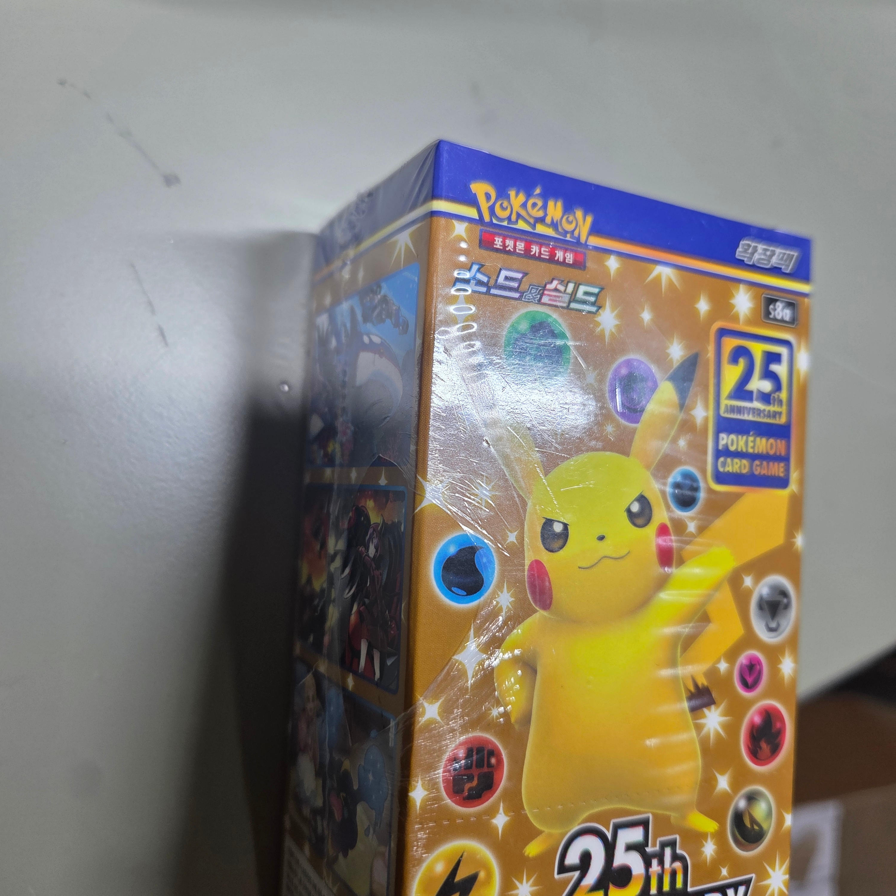Pokemon TCG Sword & Shield Expansion Pack 25th Anniversary Collection Box (Pack of 16) 착용 스타일 - 2