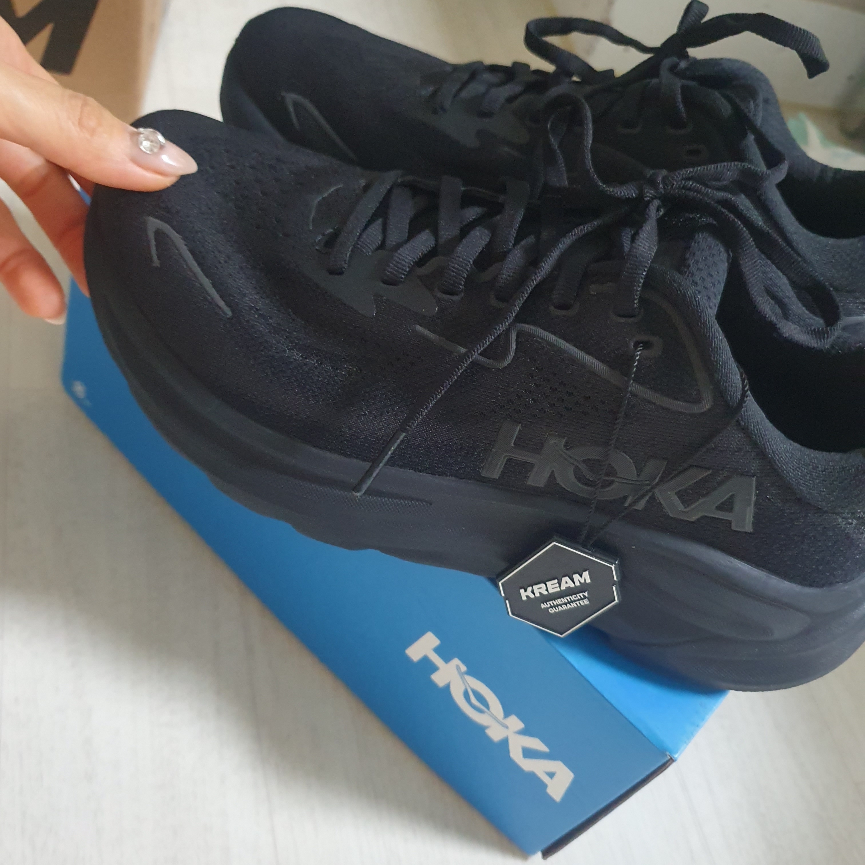 (W) Hoka Clifton 10 Black 착용 스타일 - 1
